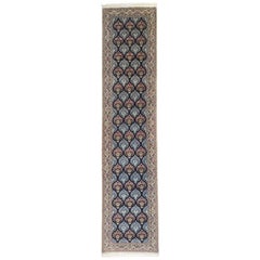 Tapis de couloir persan Isfahan en laine et soie bleu à motifs floraux, noué à la main