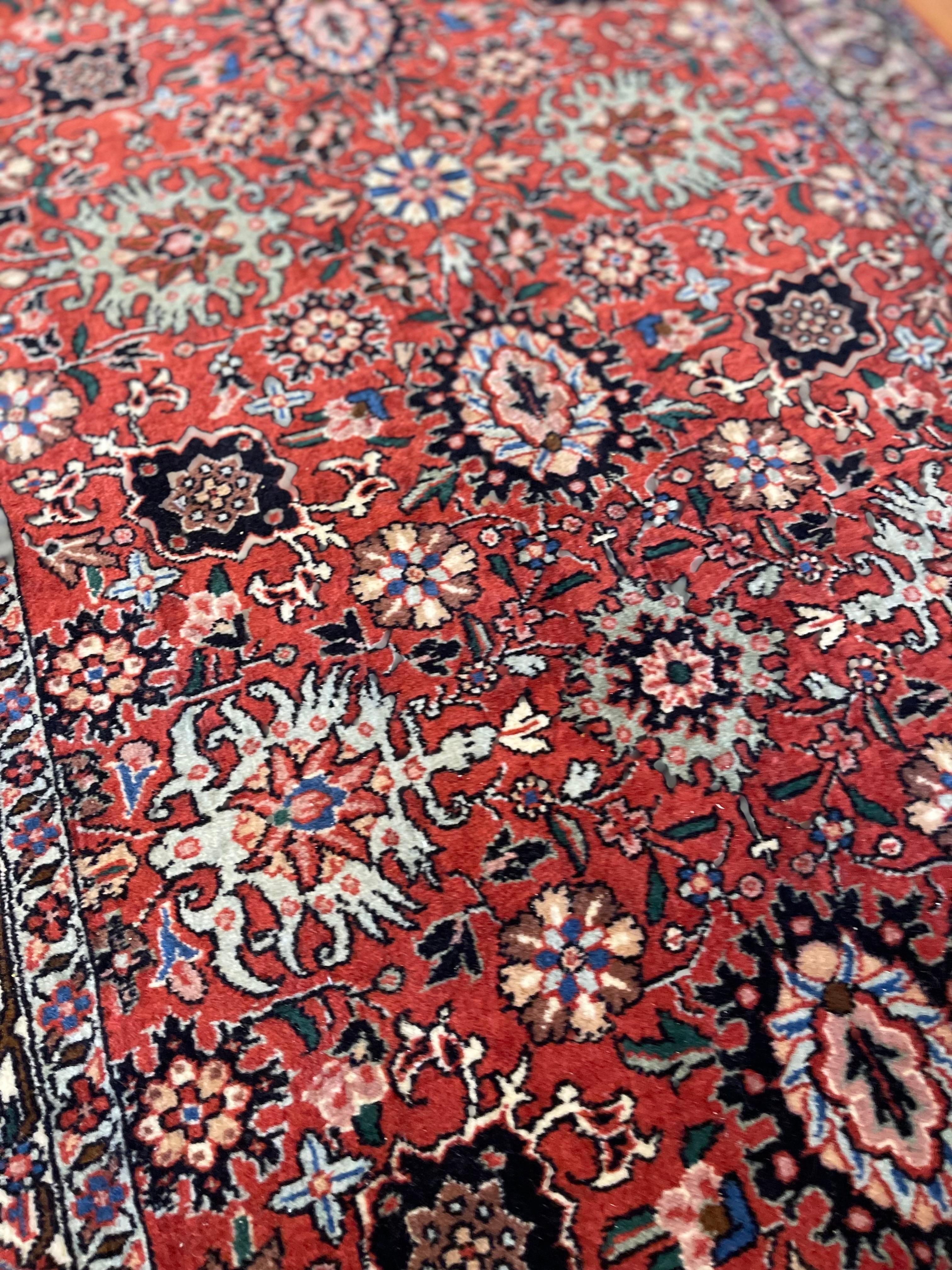 Persischer handgeknüpfter Allover Medaillon Design Floral Bijar Roter Läufer Teppich 2000  (21. Jahrhundert und zeitgenössisch) im Angebot