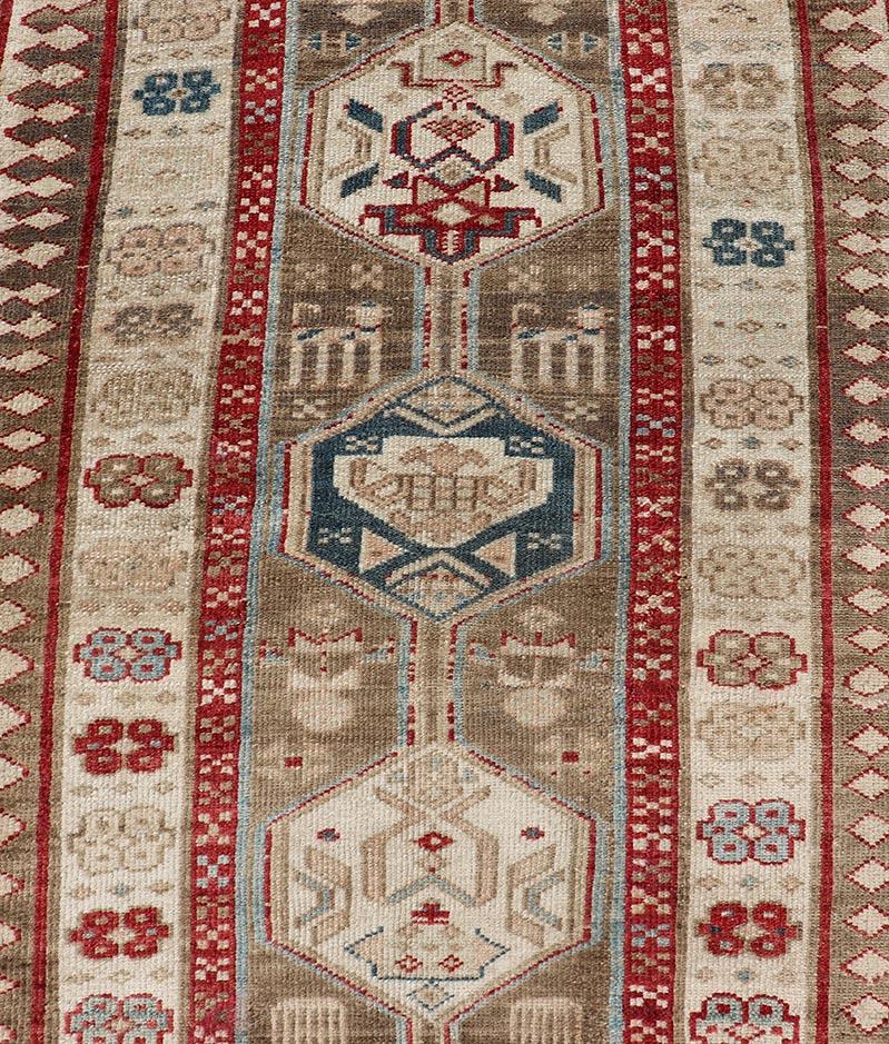 Tapis de course persan noué à la main en serab ancien à motif tribal avec médaillons. Ancien chemin de table tribal persan Serab, Keivan Woven Arts / tapis/ ZIR-59-KV-05, origine/iran 1900
Mesures : 3'0 x 8'10 
Ce tapis Serab ancien, datant de la