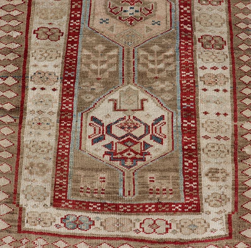 Malayer Tapis de couloir persan ancien Serab noué à la main au design tribal avec médaillons en vente