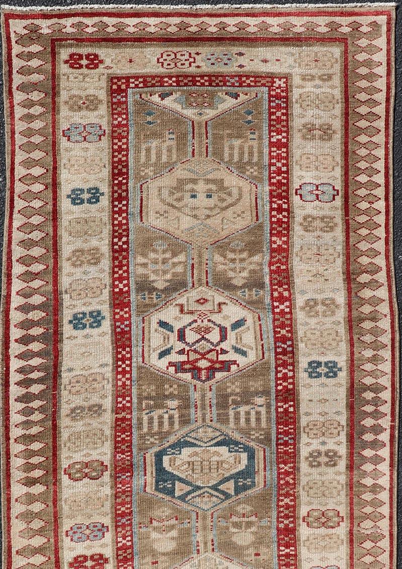 Perse Tapis de couloir persan ancien Serab noué à la main au design tribal avec médaillons en vente