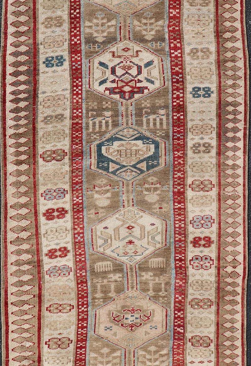 Noué à la main Tapis de couloir persan ancien Serab noué à la main au design tribal avec médaillons en vente