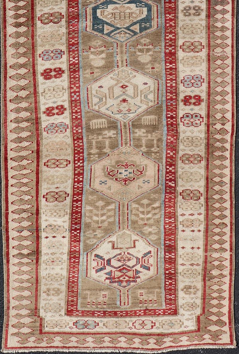 Tapis de couloir persan ancien Serab noué à la main au design tribal avec médaillons Bon état - En vente à Atlanta, GA