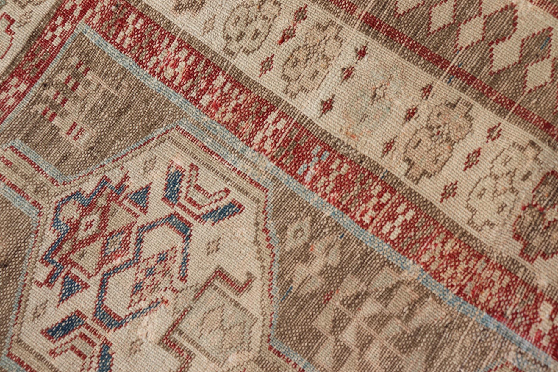 20ième siècle Tapis de couloir persan ancien Serab noué à la main au design tribal avec médaillons en vente