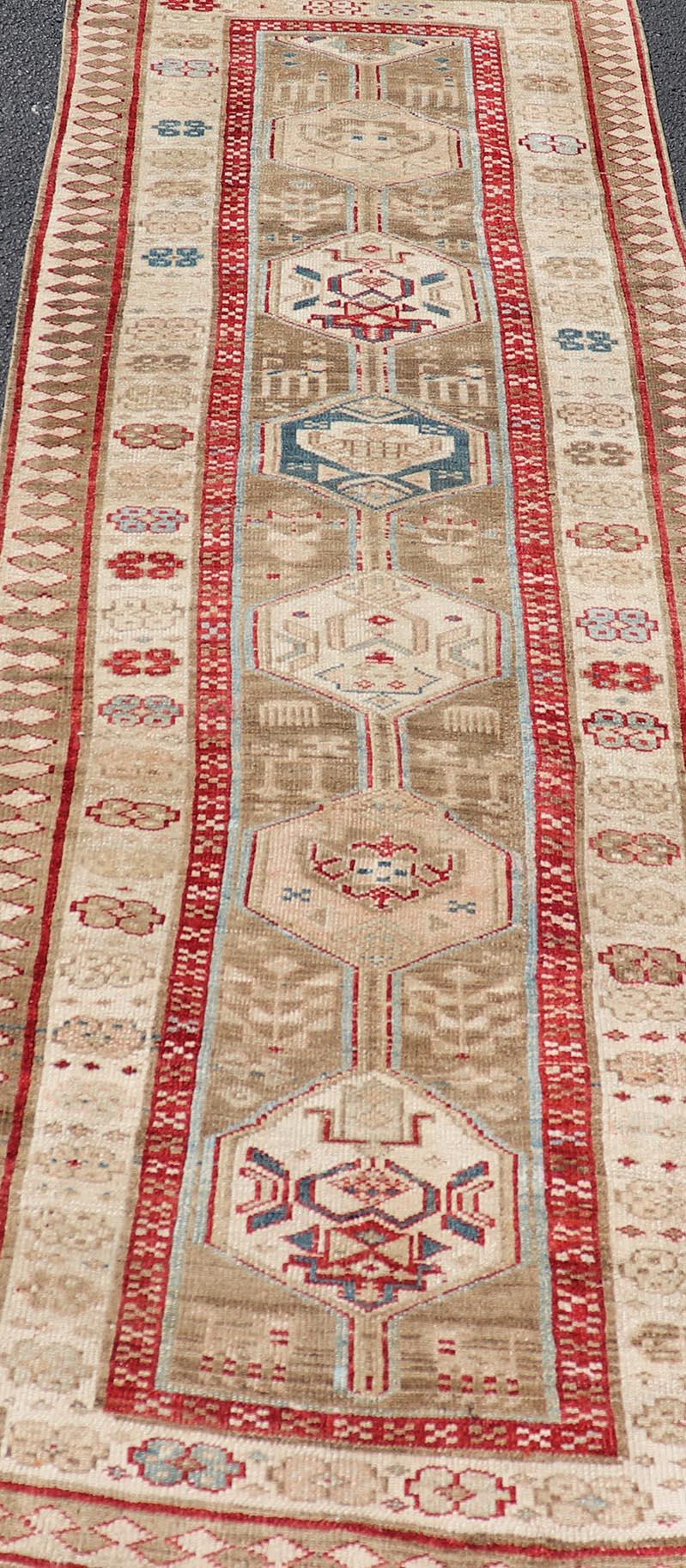 Laine Tapis de couloir persan ancien Serab noué à la main au design tribal avec médaillons en vente