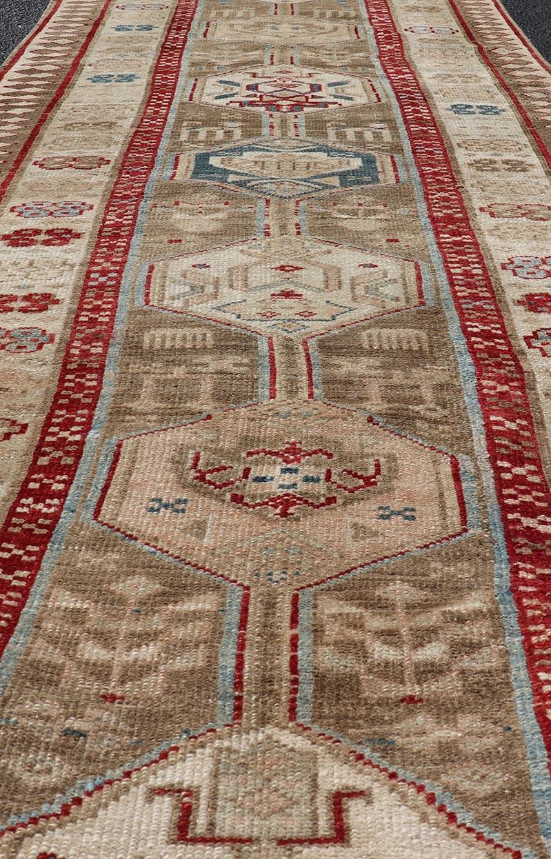 Tapis de couloir persan ancien Serab noué à la main au design tribal avec médaillons en vente 1