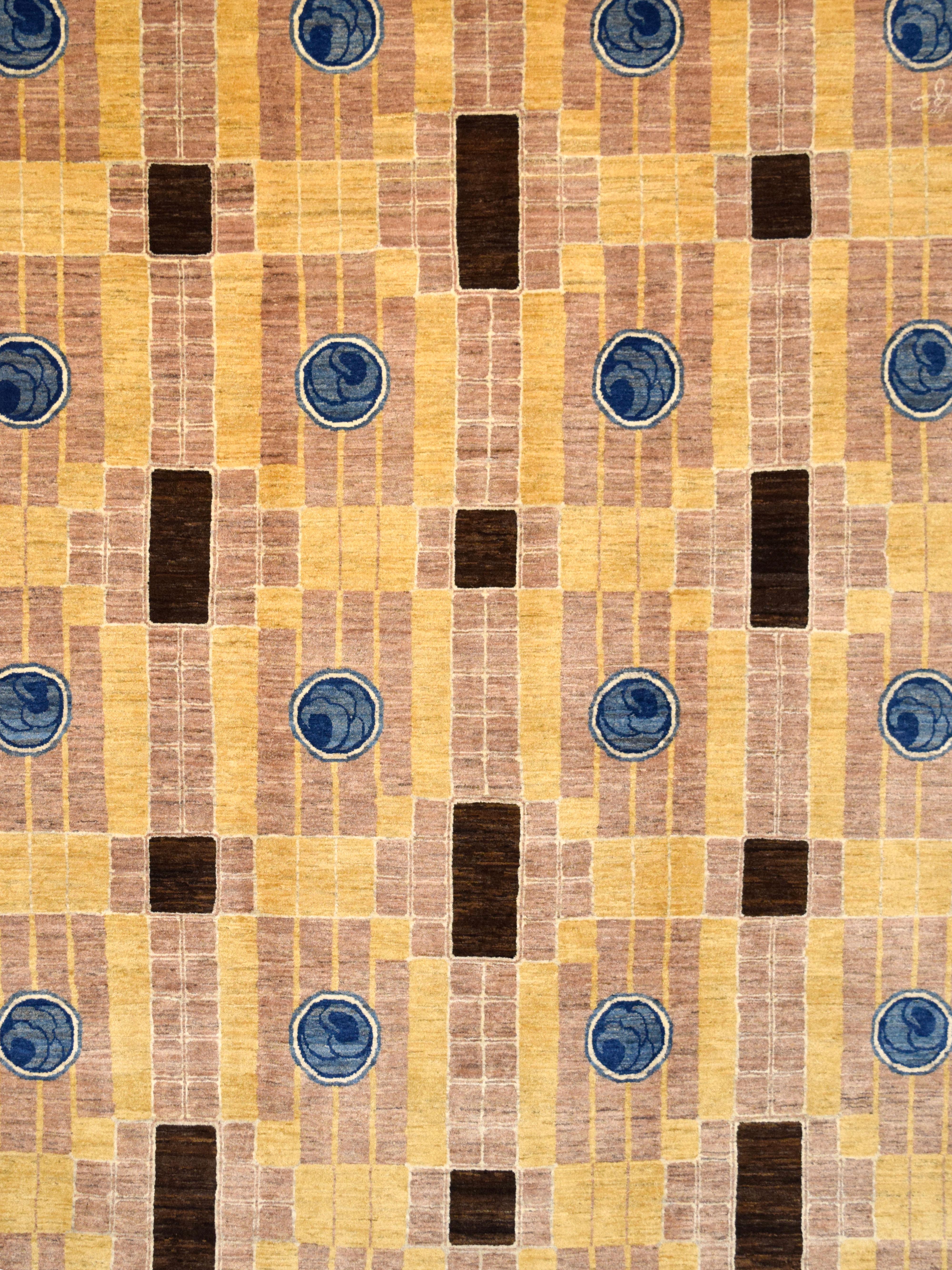 Dieser 6′ × 9′ große, handgeknüpfte Wollteppich fängt den Geist des frühen modernen Designs ein und vereint geometrische Präzision mit künstlerischem Rhythmus. Das Feld besteht aus strukturierten vertikalen und horizontalen Gittern in goldenem Ocker