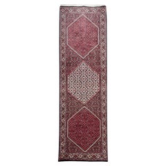 Tapis de couloir rouge Bijar Tukan persan noué à la main à motif de médaillons en forme de diamants