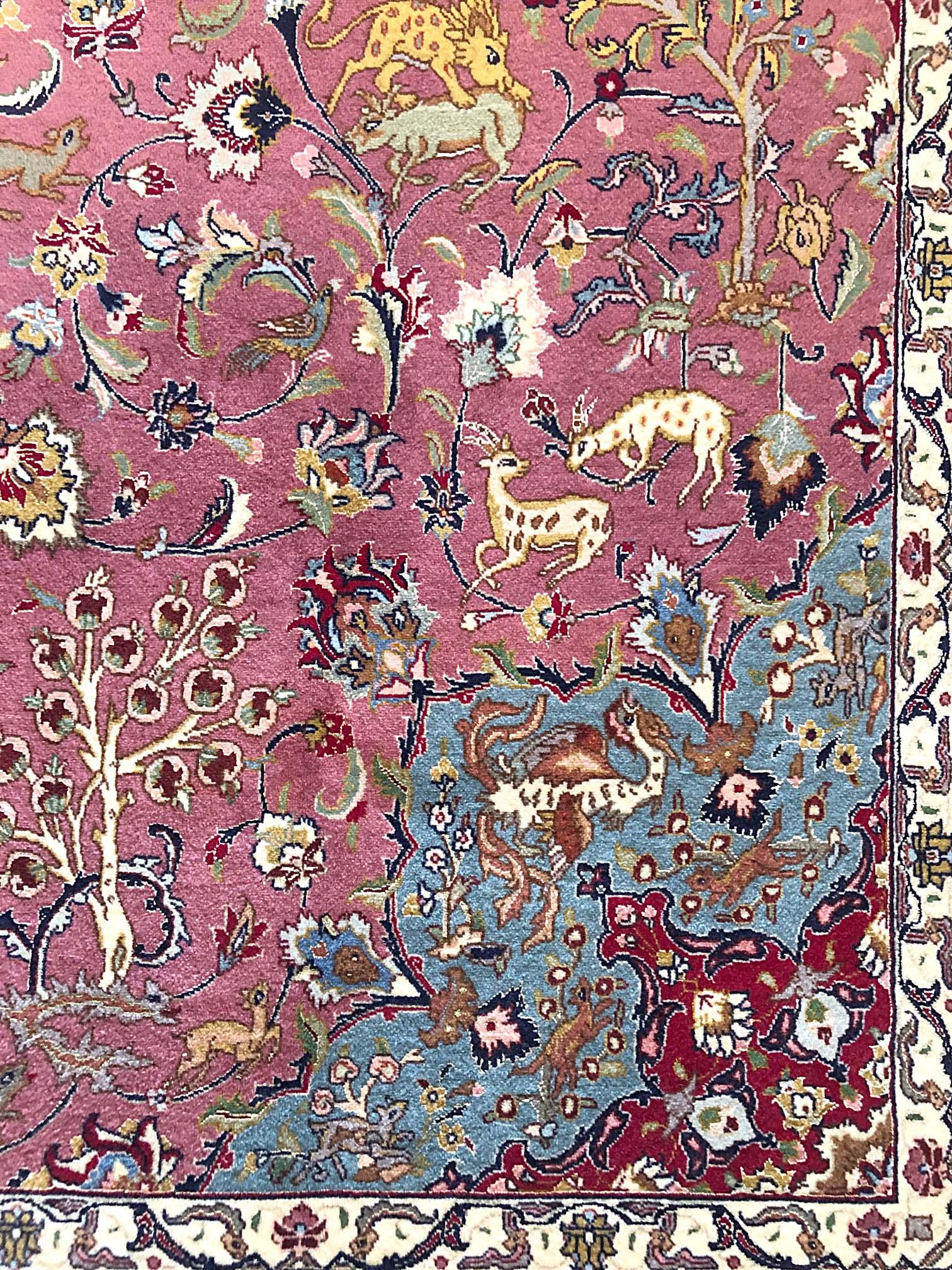 Persischer Tabriz-Teppich mit Tiermotiv im Angebot 1