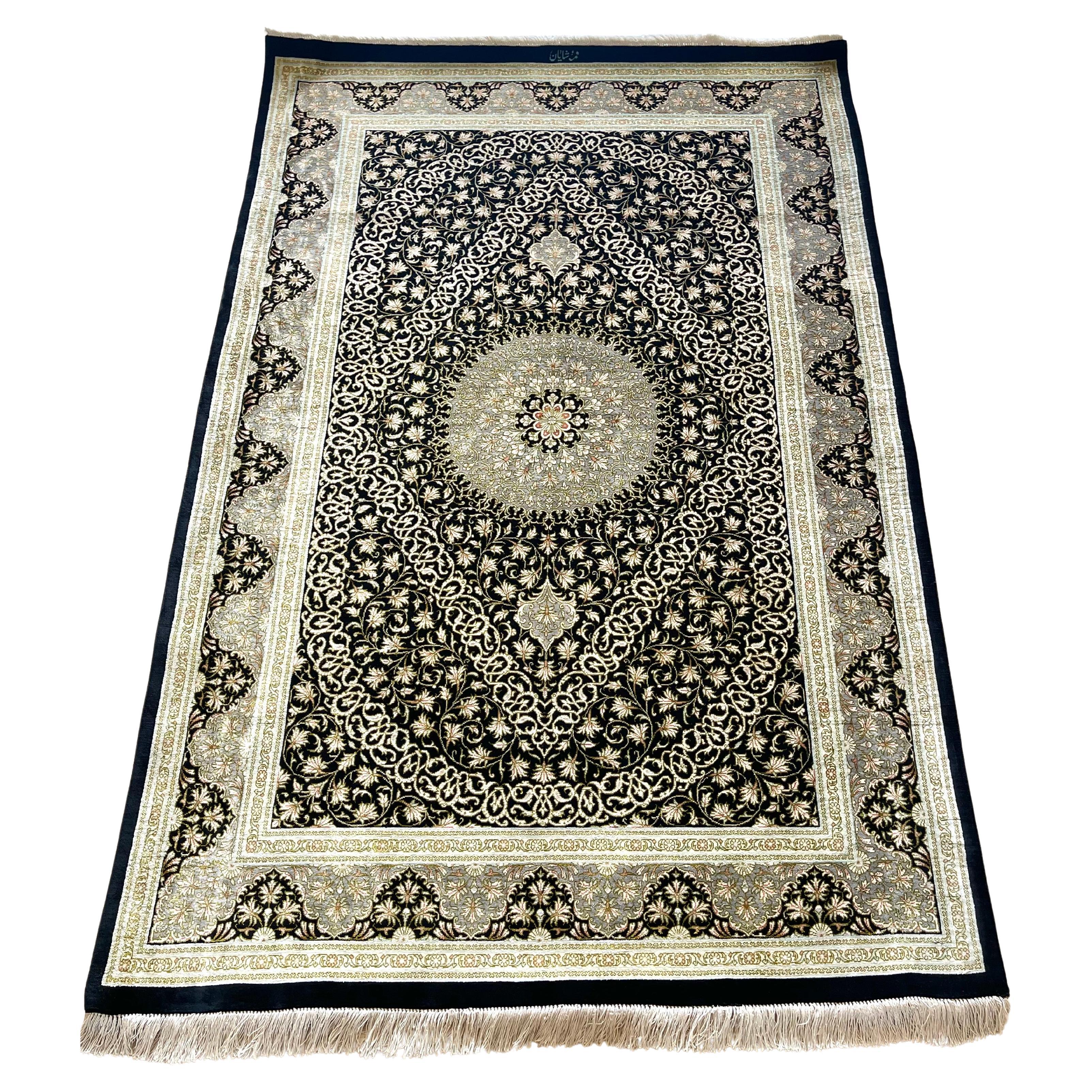 Ti presentiamo questo autentico tappeto persiano annodato a mano di Qum, Qum, Iran, una città rinomata per la sua eccezionale abilità artigianale nella tessitura di tappeti da oltre un secolo. Questo particolare capolavoro è caratterizzato da un