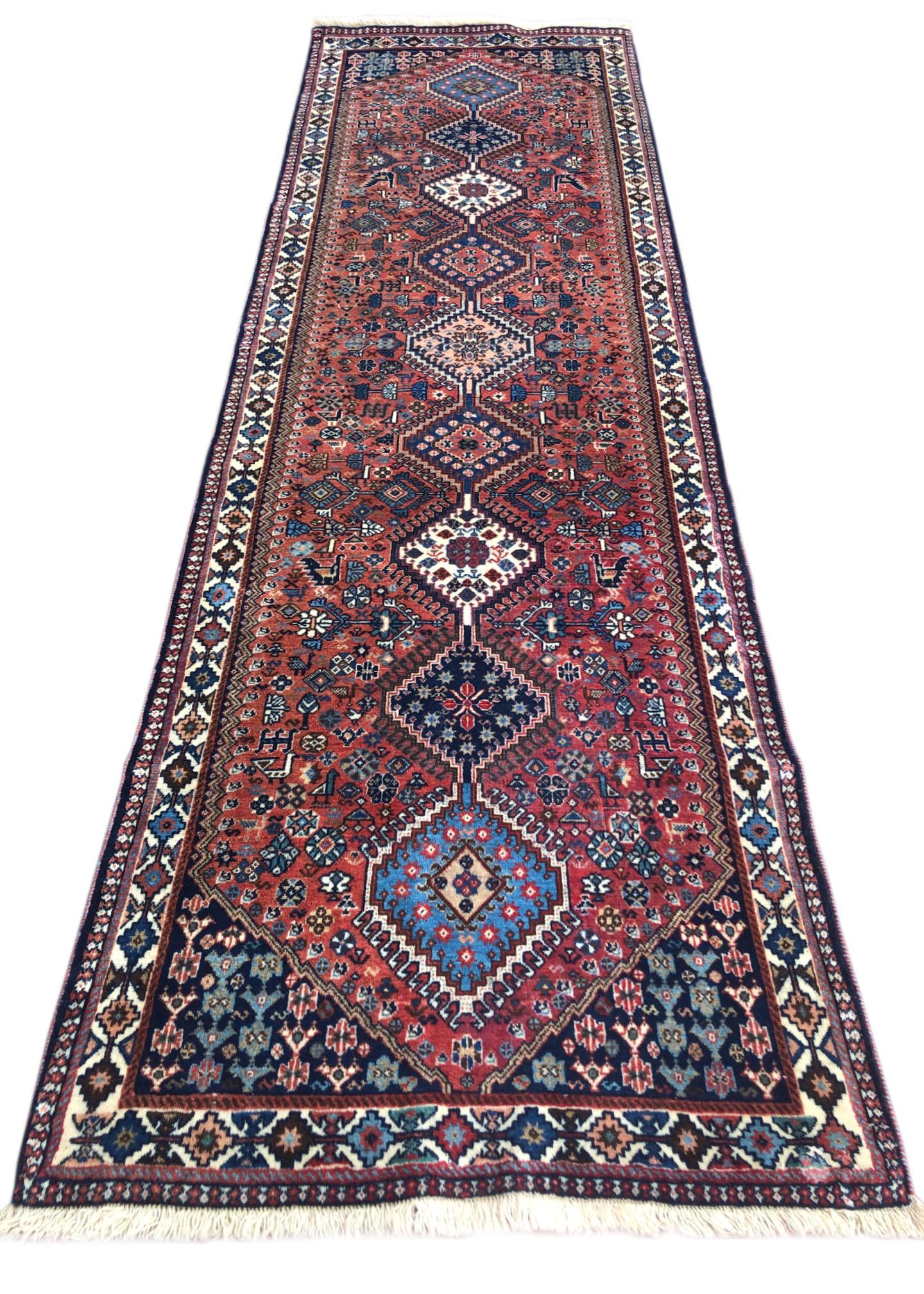 Ce tapis de course est tissé à la main à Yalameh, une ville située au nord de la ville d'Ispahan. Yalameh est réputé pour ses tapis tribaux de qualité supérieure aux motifs géométriques. Les poils utilisés dans ce patin sont en laine sur une base de