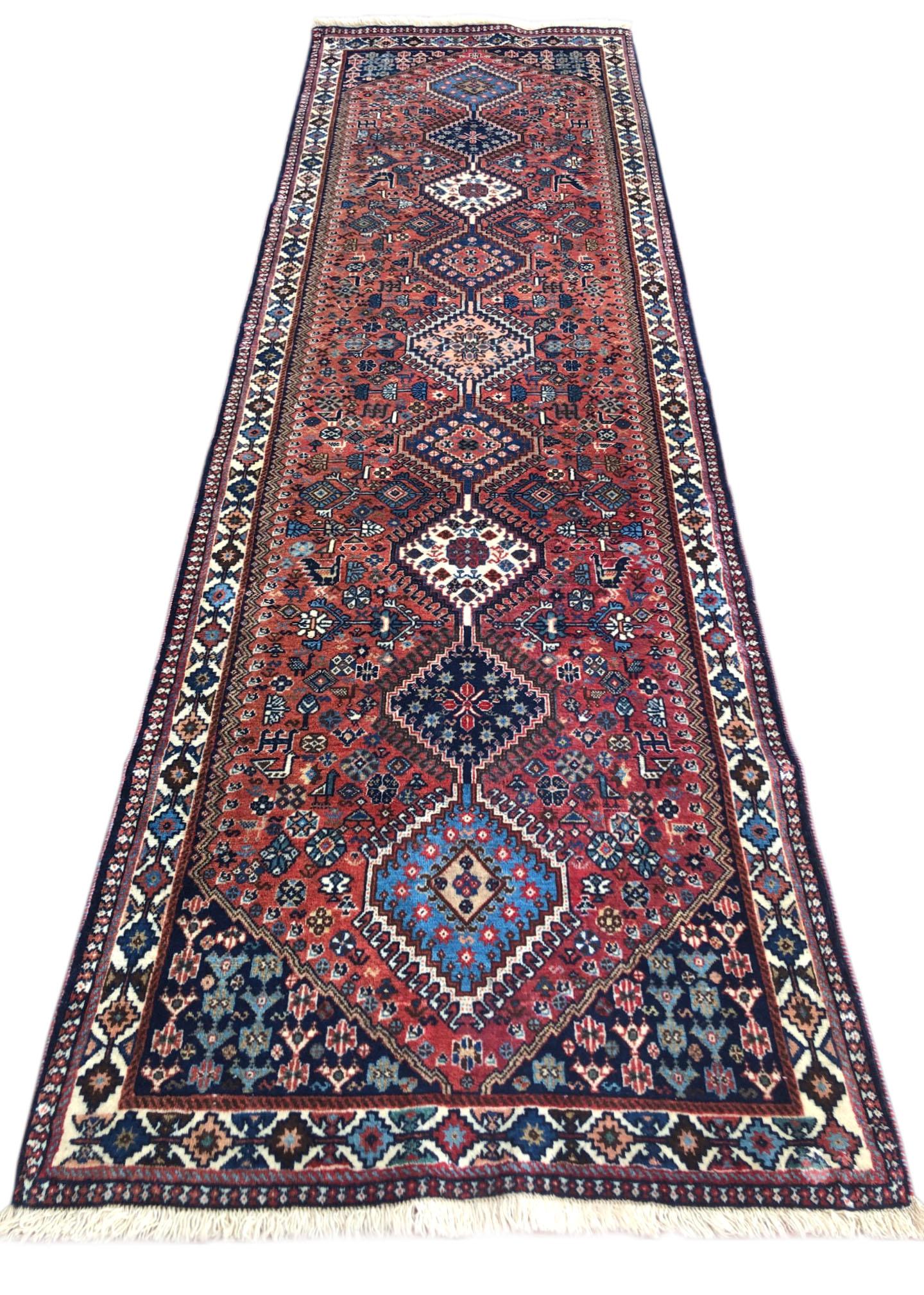 Dieser Läufer wird in Yalameh, einer Stadt nördlich von Isfahan, handgeknüpft. Yalameh ist bekannt für seine hochwertigen Tribal-Teppiche mit geometrischen Mustern. Der Flor dieses Läufers besteht aus Wolle auf Wollbasis. Das Design ist geometrisch