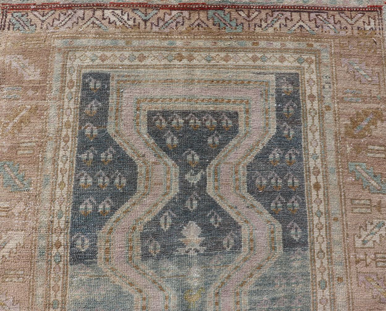 Tapis de couloir persan noué à la main en laine de Hamadan au design géométrique unique en vente 1