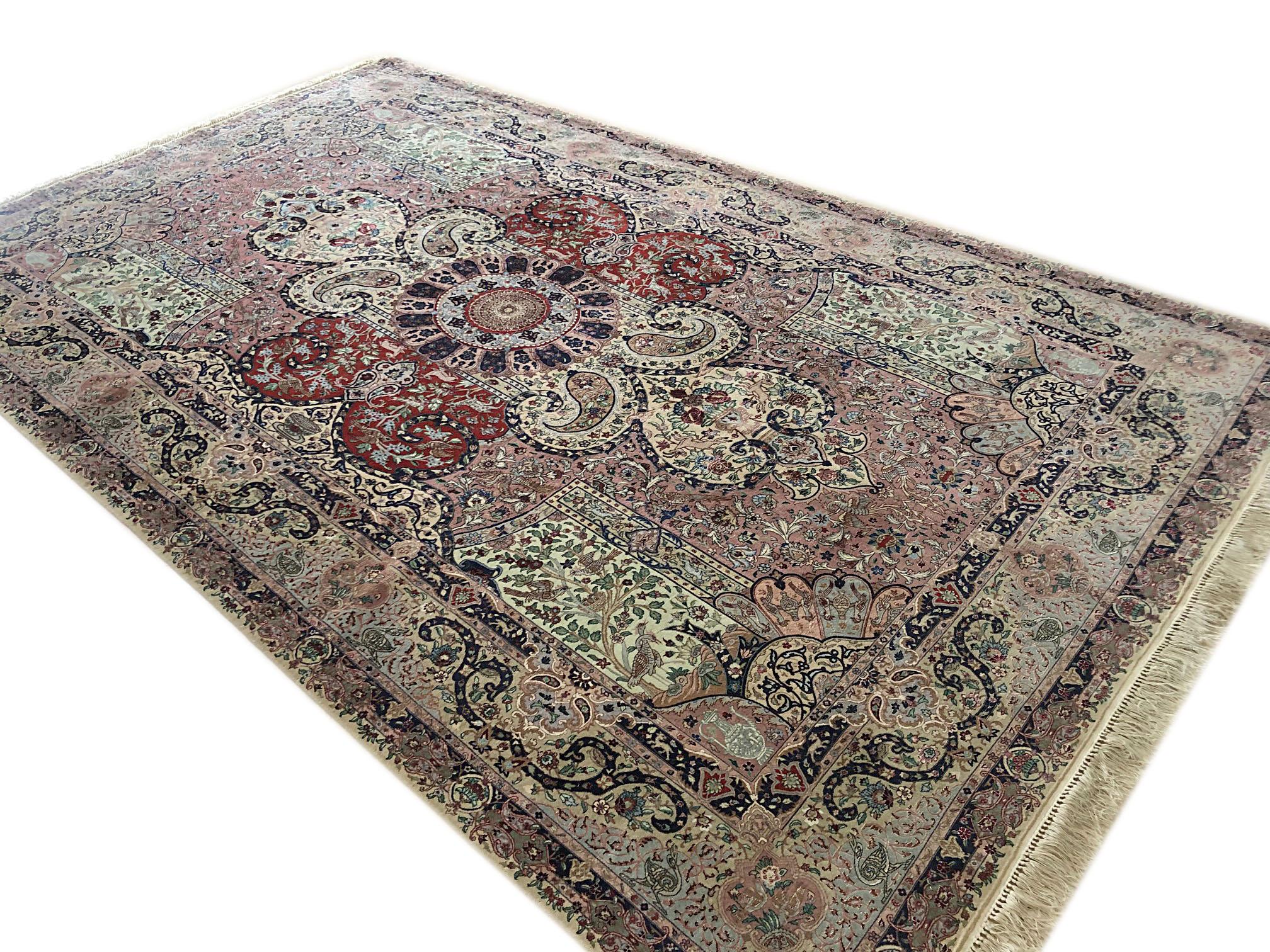  Persischer handgeknüpfter Medaillon-Teppich aus Täbris mit Blumenmuster und Tiermotiv im Angebot 3
