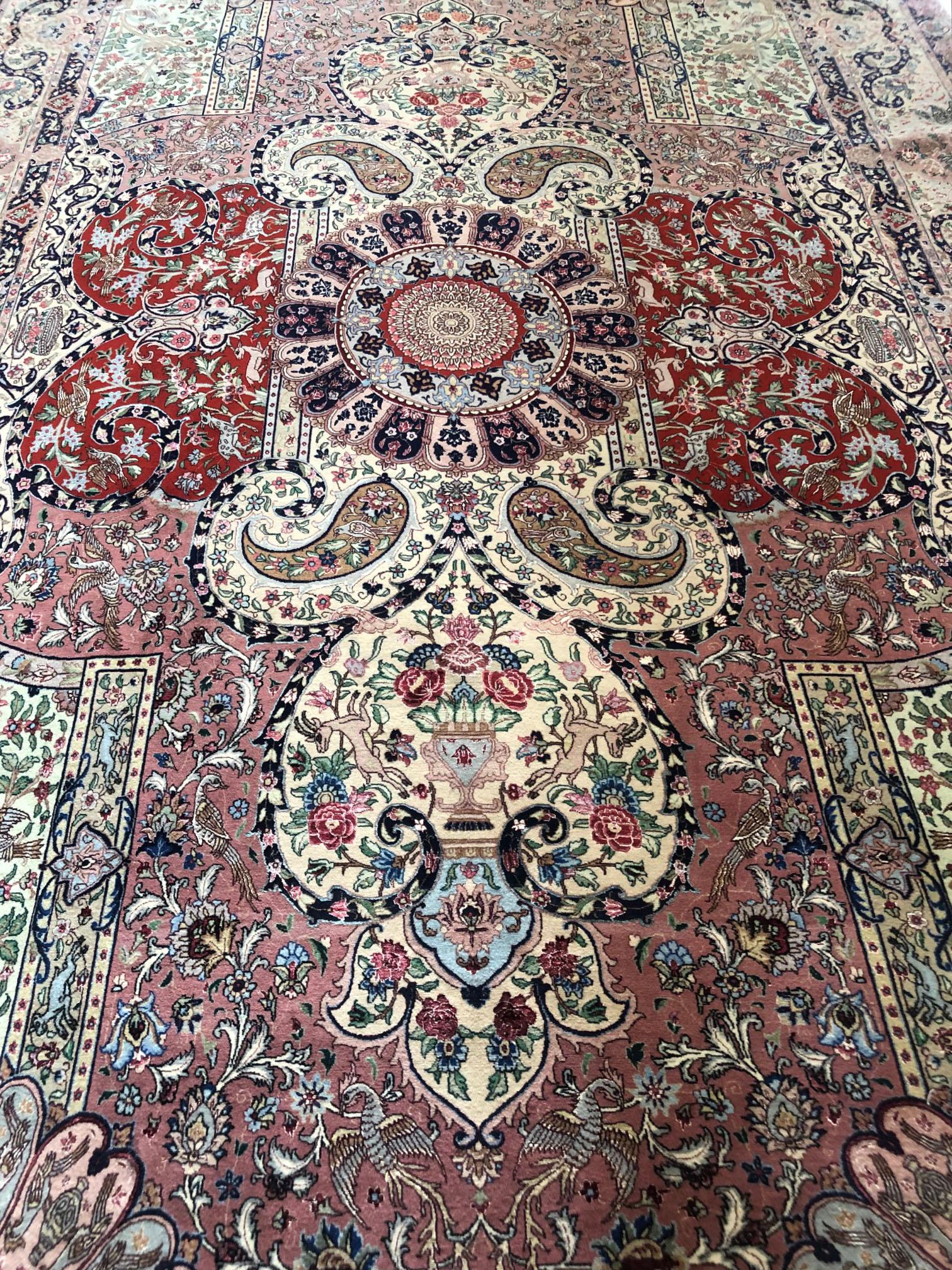  Persischer handgeknüpfter Medaillon-Teppich aus Täbris mit Blumenmuster und Tiermotiv im Angebot 8