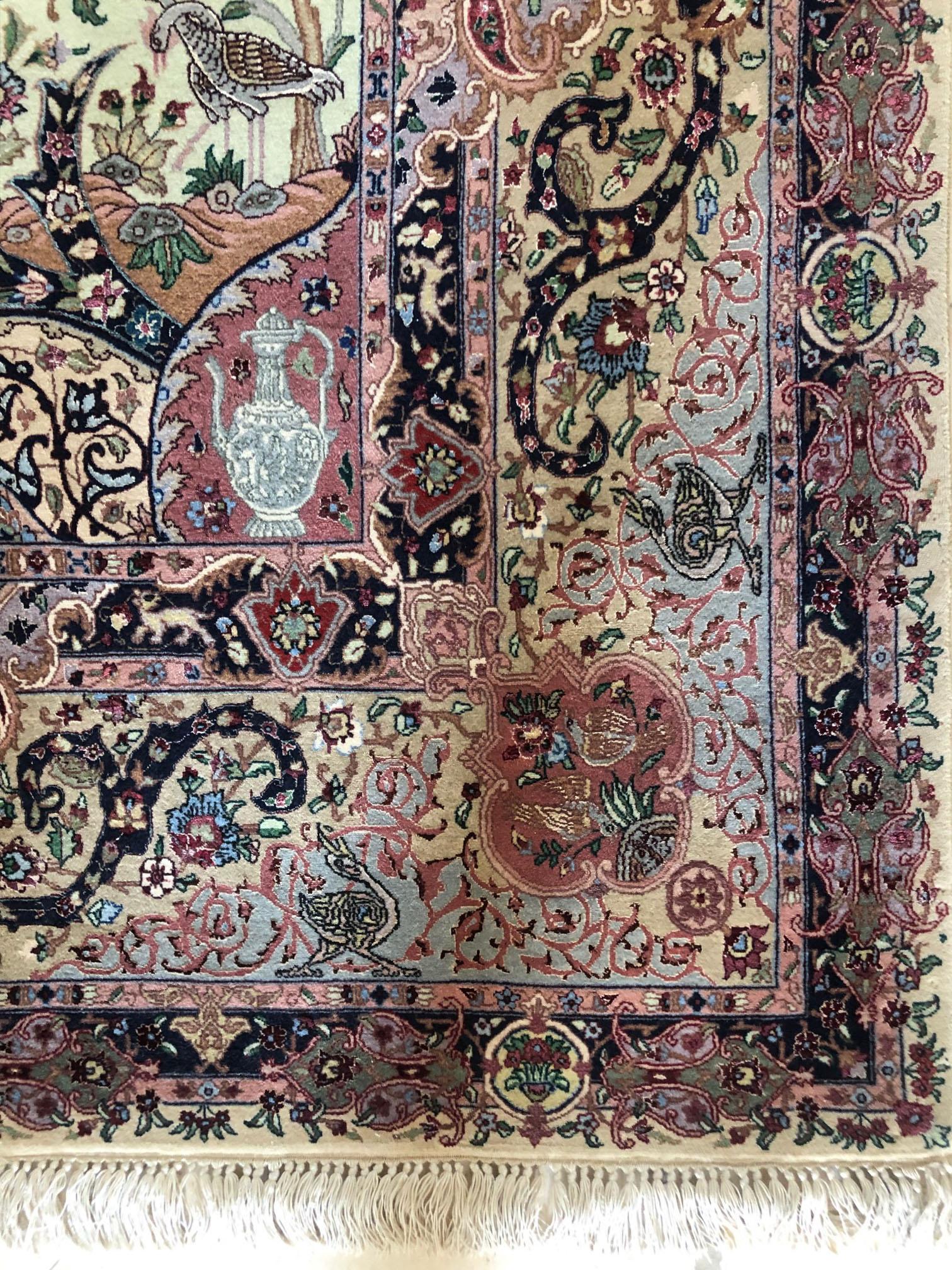 Dieser handgeknüpfte Meisterteppich aus dem persischen Tabriz hat einen Flor aus Wolle und Seide mit Seidengrund. Das Design dieses Stücks ist ein florales Medaillon mit einer Kombination aus archäologischem oder Zirkhaki-Muster und Tierprint.