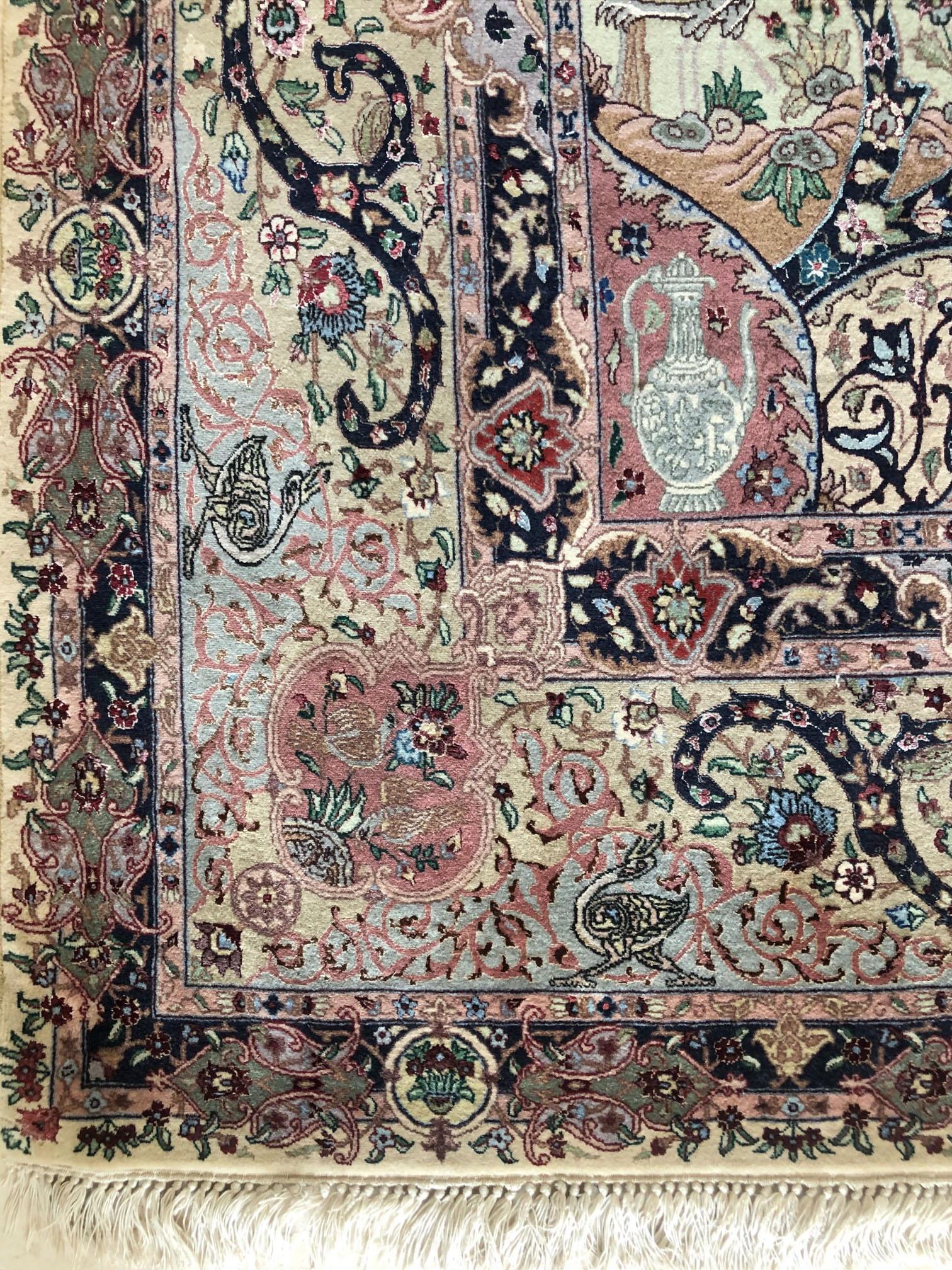  Persischer handgeknüpfter Medaillon-Teppich aus Täbris mit Blumenmuster und Tiermotiv (Handgeknüpft) im Angebot