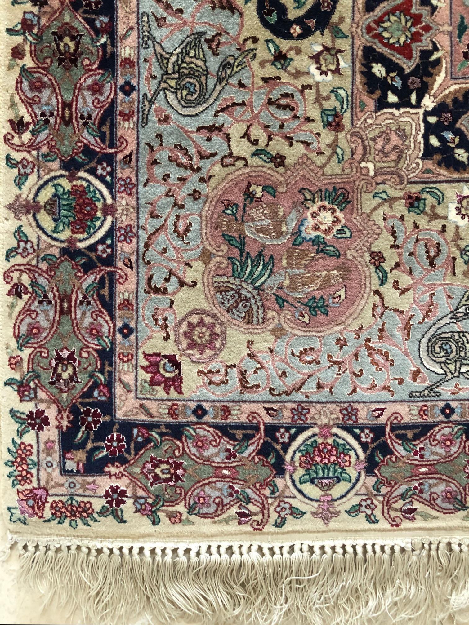  Persischer handgeknüpfter Medaillon-Teppich aus Täbris mit Blumenmuster und Tiermotiv im Zustand „Gut“ im Angebot in San Diego, CA
