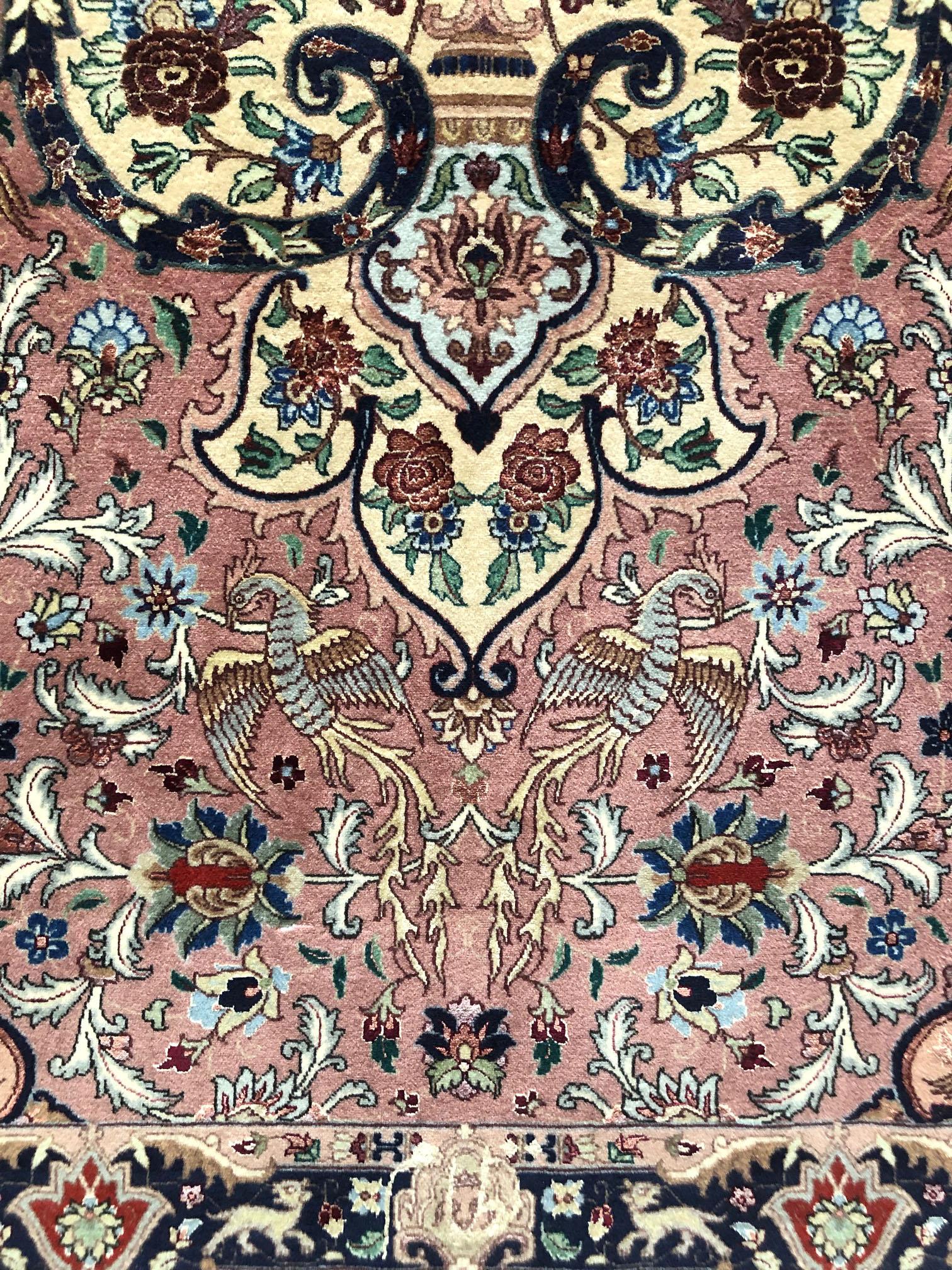  Persischer handgeknüpfter Medaillon-Teppich aus Täbris mit Blumenmuster und Tiermotiv (Wolle) im Angebot