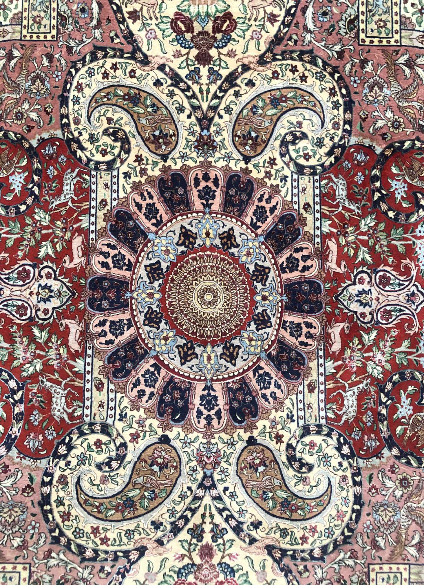  Persischer handgeknüpfter Medaillon-Teppich aus Täbris mit Blumenmuster und Tiermotiv im Angebot 1