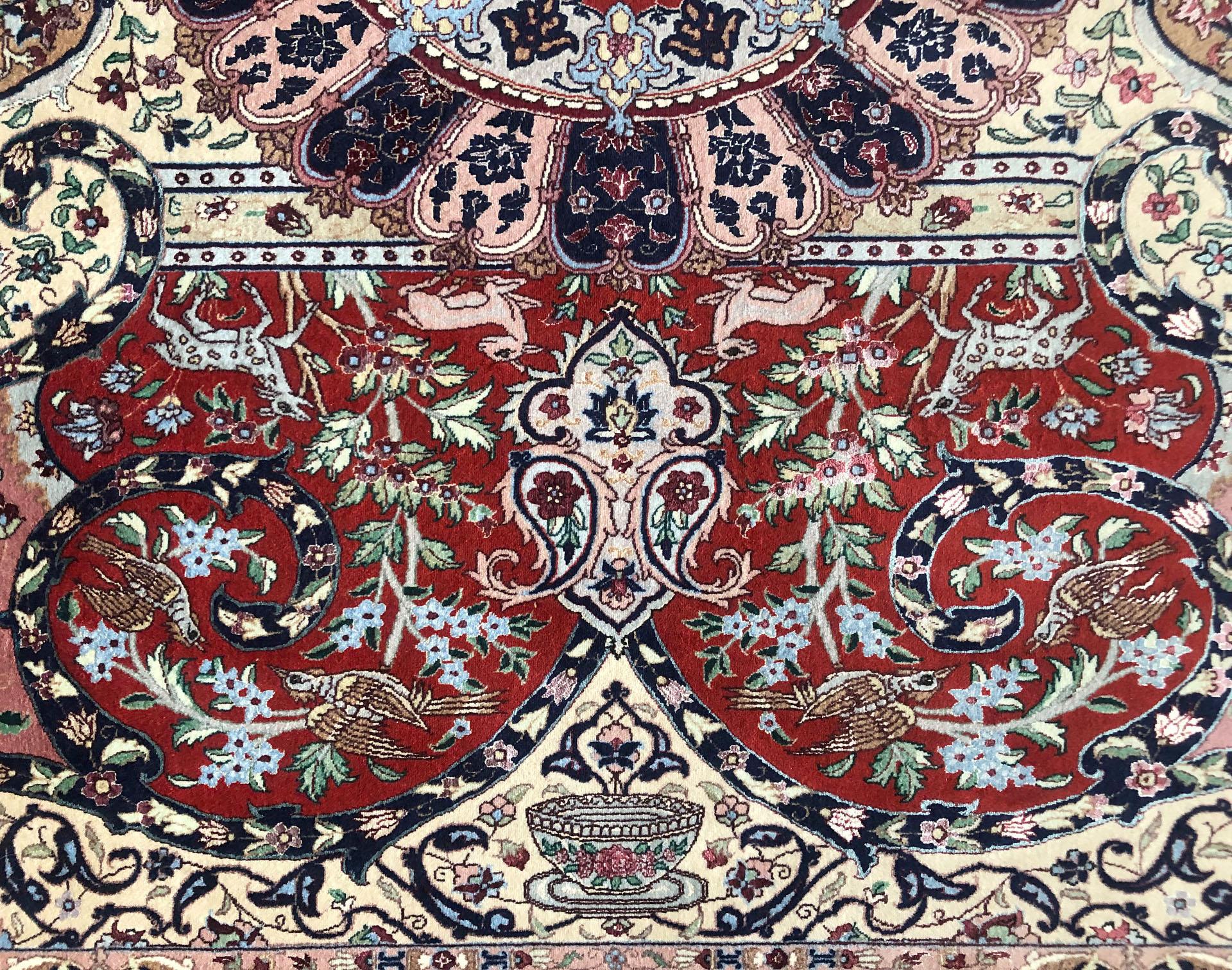  Persischer handgeknüpfter Medaillon-Teppich aus Täbris mit Blumenmuster und Tiermotiv im Angebot 2