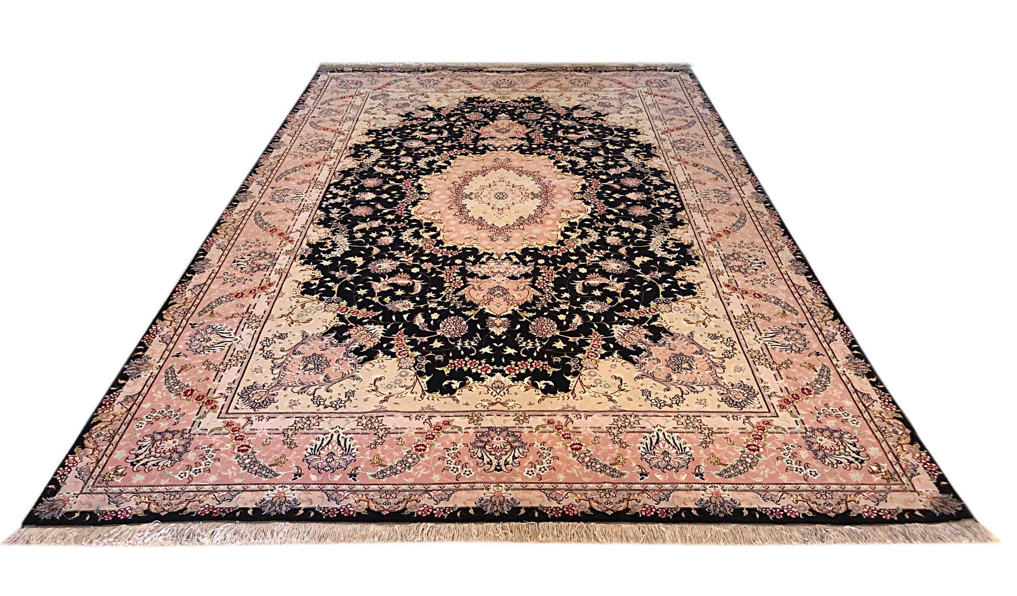 Questo pezzo è un tappeto persiano Tabriz annodato a mano con un disegno a medaglioni floreali. Il vello è in lana e seta con fondo in seta. Le dimensioni sono 6 piedi e 7 pollici di larghezza per 10 piedi e 4 pollici di altezza. Questo tappeto è