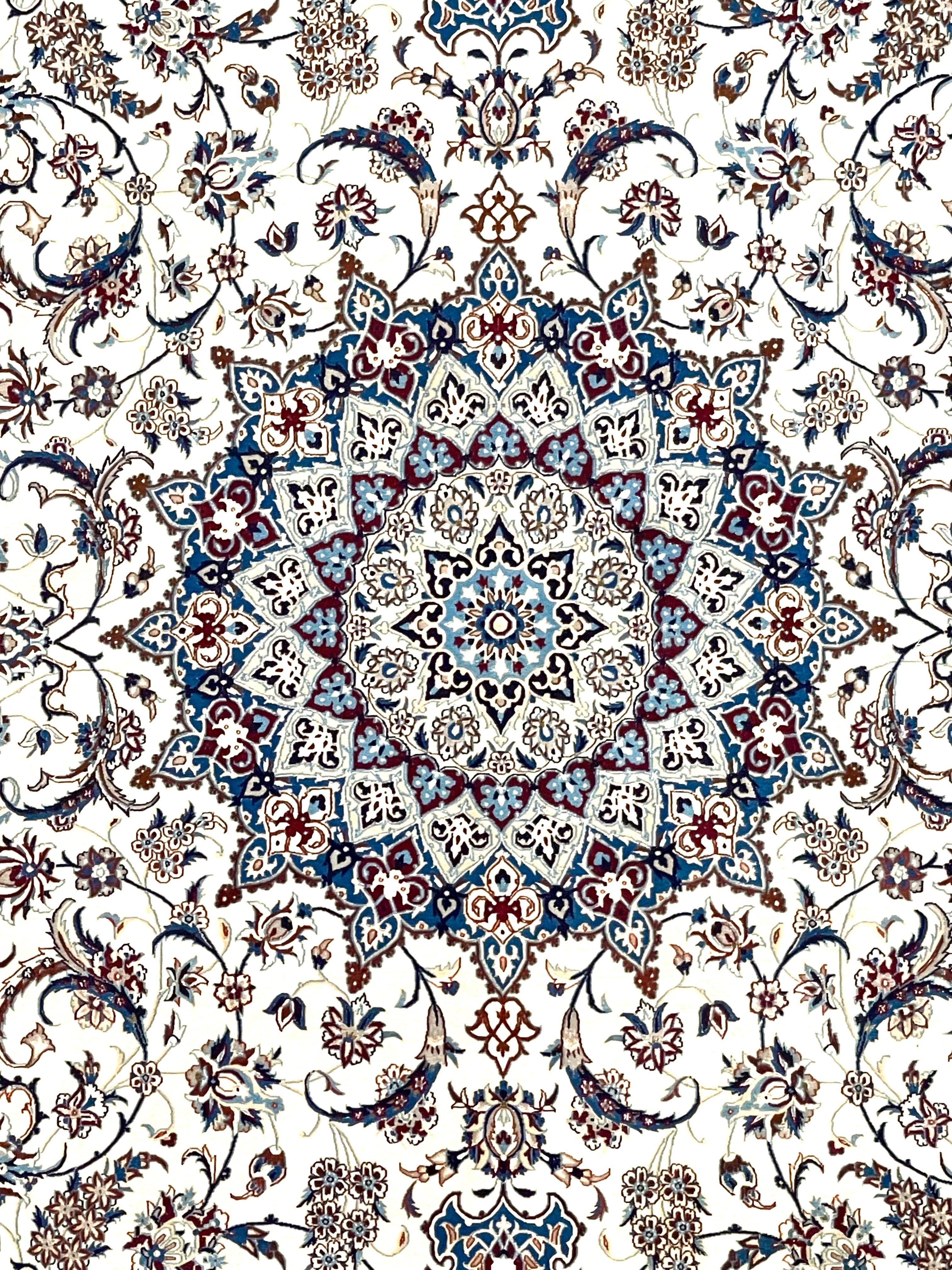 Persischer blauer Nain-Teppich mit Medaillon-Blumenmuster (Ende des 20. Jahrhunderts) im Angebot