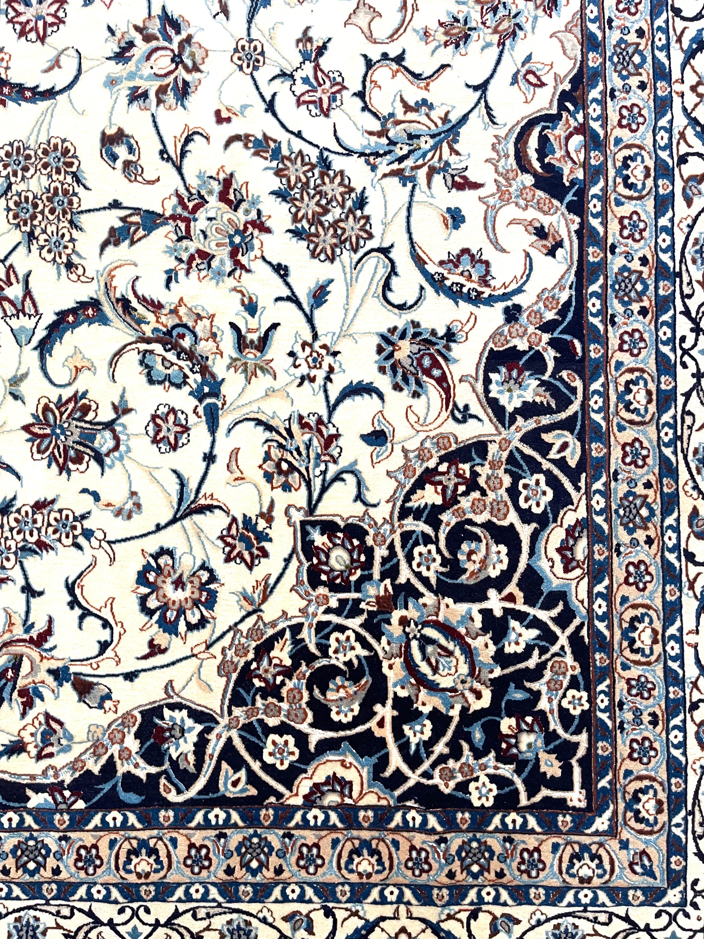 Persischer blauer Nain-Teppich mit Medaillon-Blumenmuster (Wolle) im Angebot