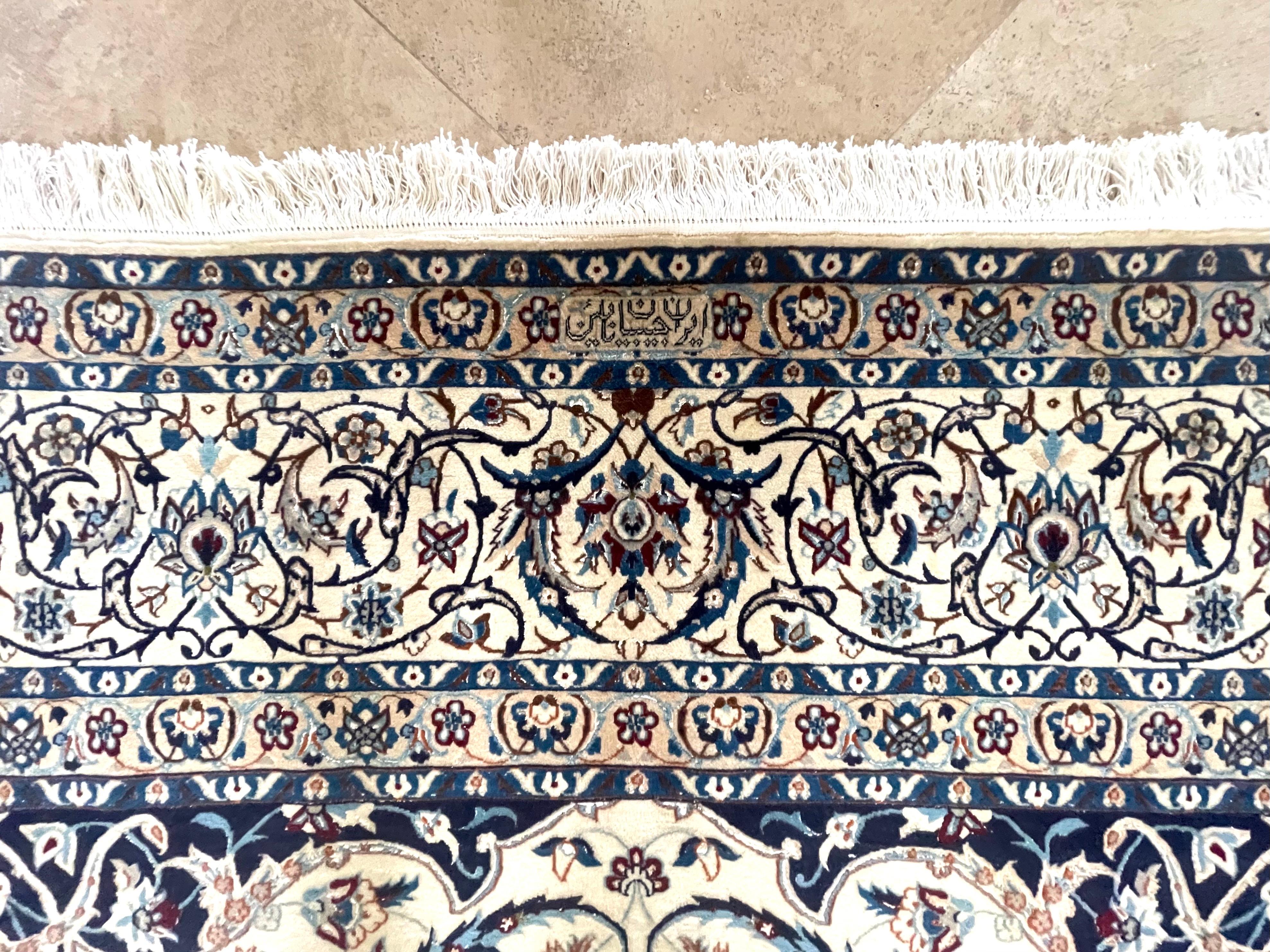 Persischer blauer Nain-Teppich mit Medaillon-Blumenmuster im Angebot 1