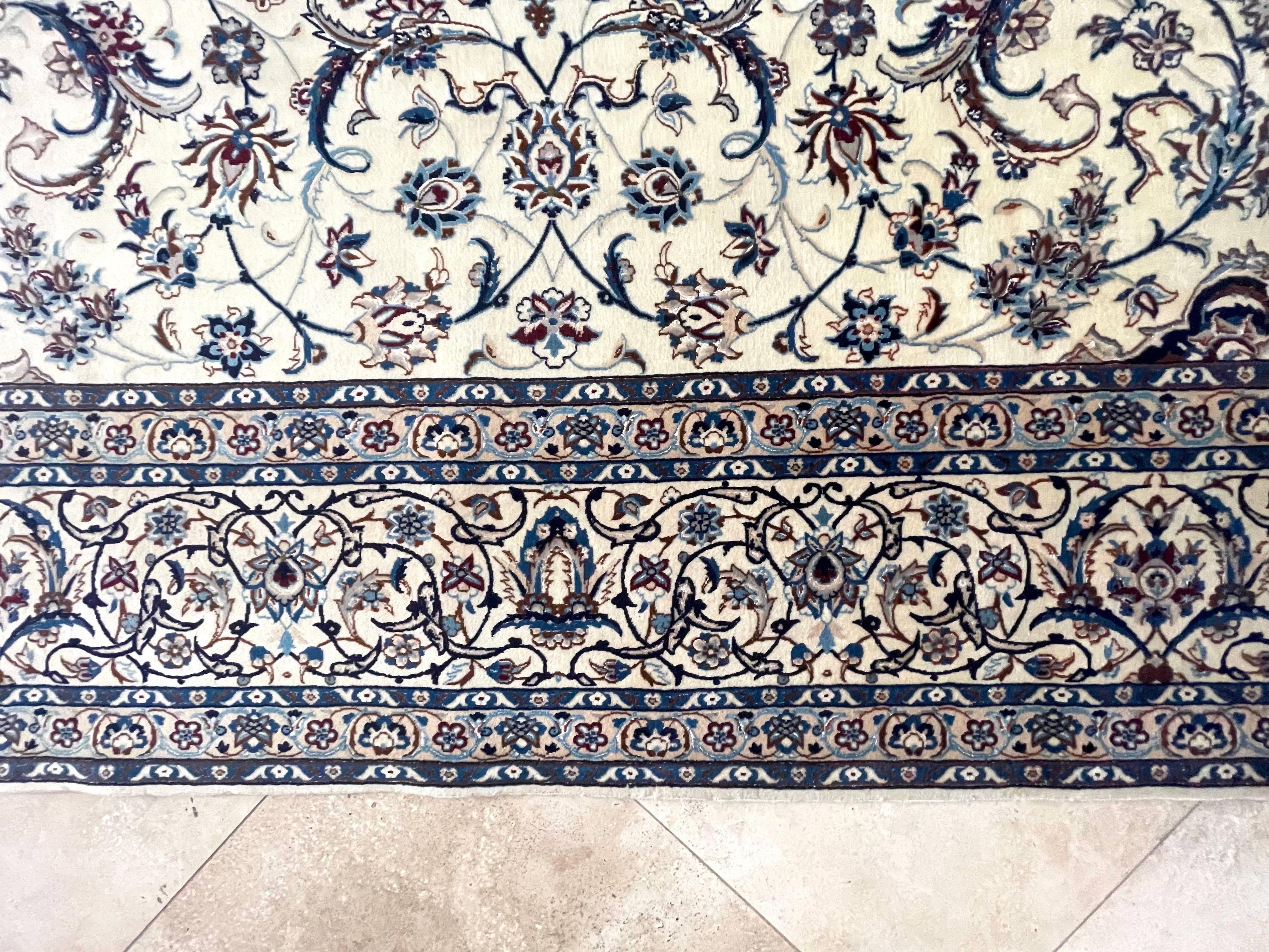 Persischer blauer Nain-Teppich mit Medaillon-Blumenmuster im Angebot 2