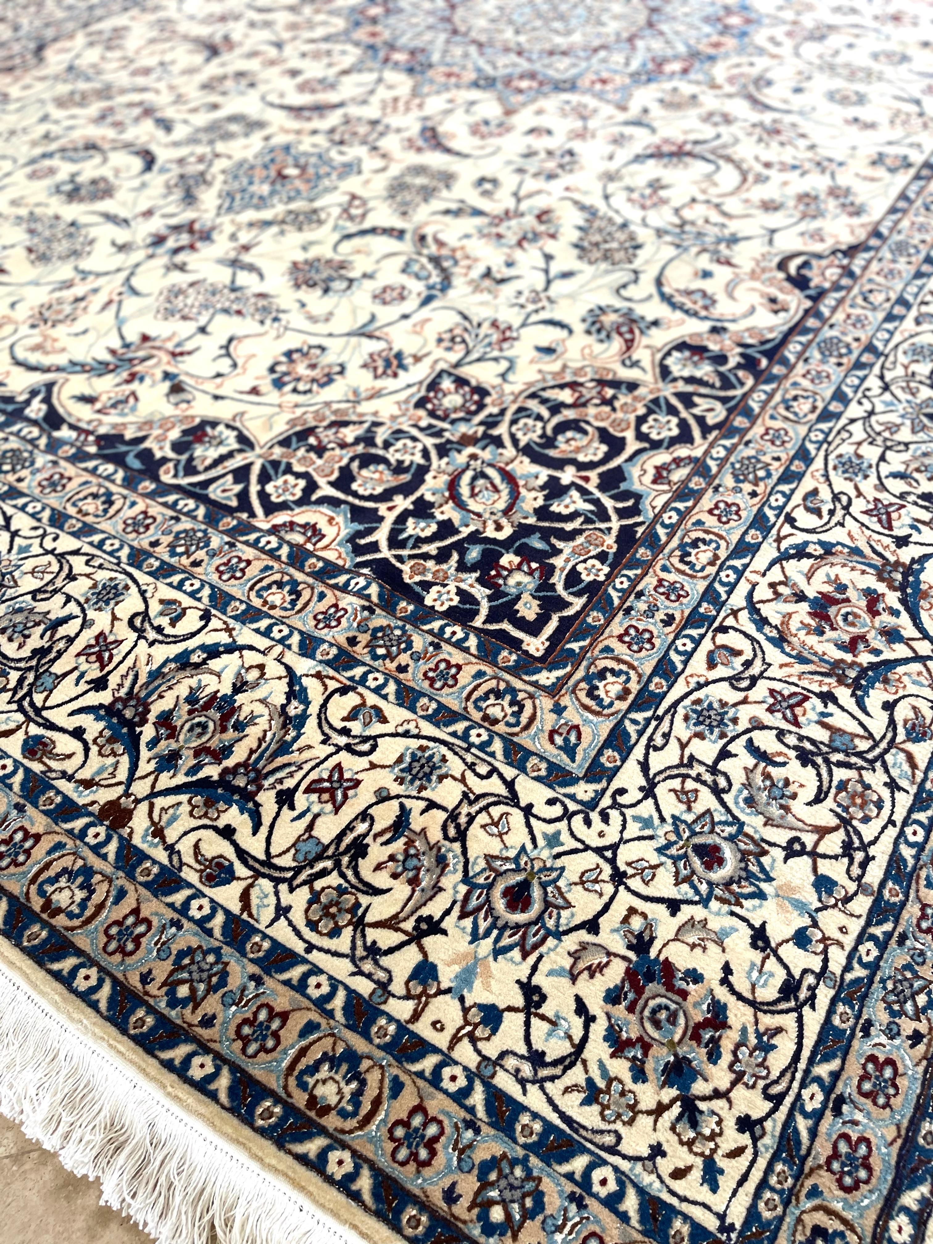 Persischer blauer Nain-Teppich mit Medaillon-Blumenmuster im Angebot 3