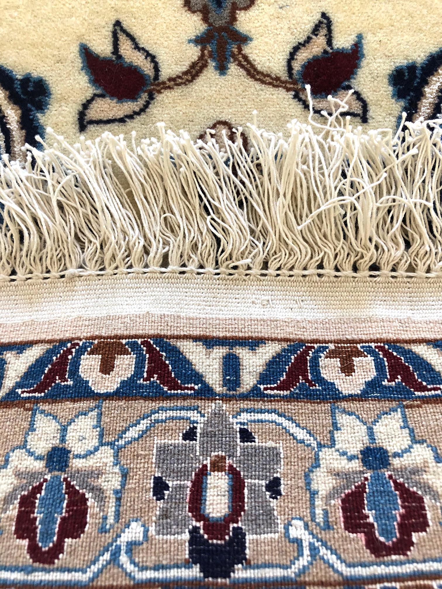 Persischer handgeknüpfter, geblümter Nain-Teppich in Creme mit Medaillonmuster im Angebot 4
