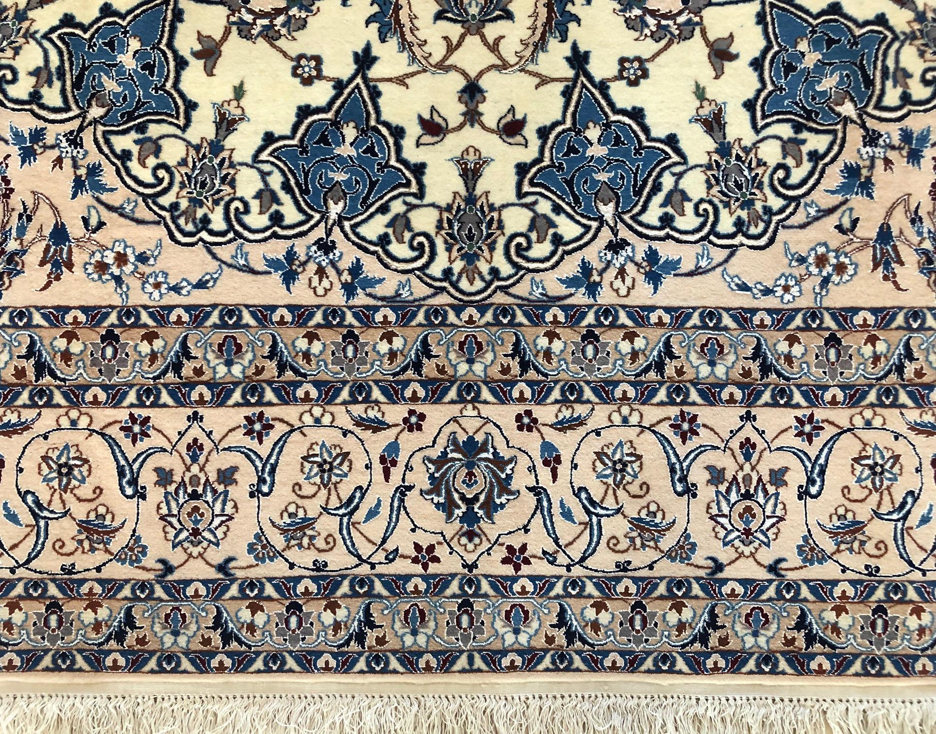 Persischer handgeknüpfter, geblümter Nain-Teppich in Creme mit Medaillonmuster im Zustand „Neu“ im Angebot in San Diego, CA