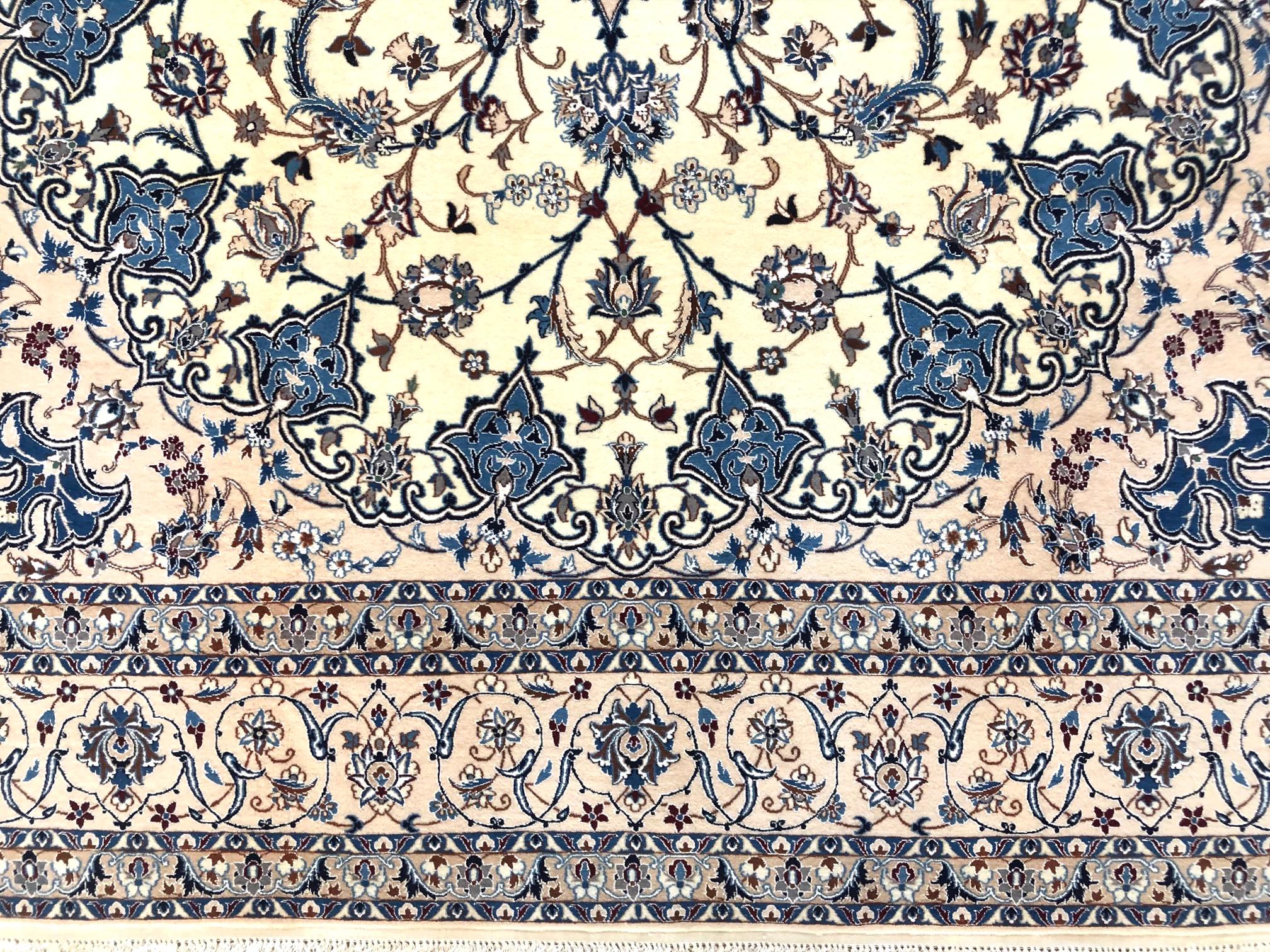 Persischer handgeknüpfter, geblümter Nain-Teppich in Creme mit Medaillonmuster (21. Jahrhundert und zeitgenössisch) im Angebot