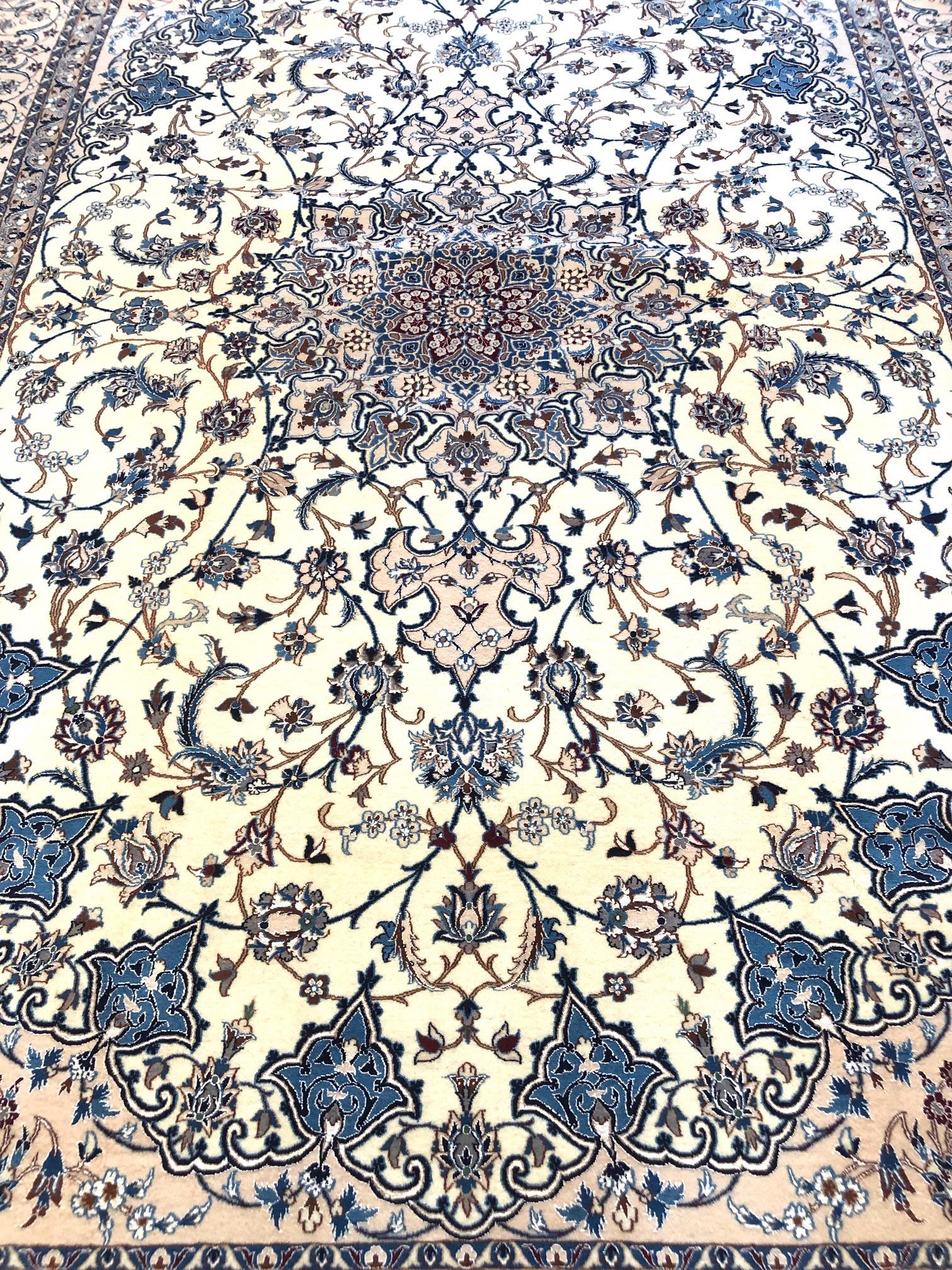 Persischer handgeknüpfter, geblümter Nain-Teppich in Creme mit Medaillonmuster (Wolle) im Angebot
