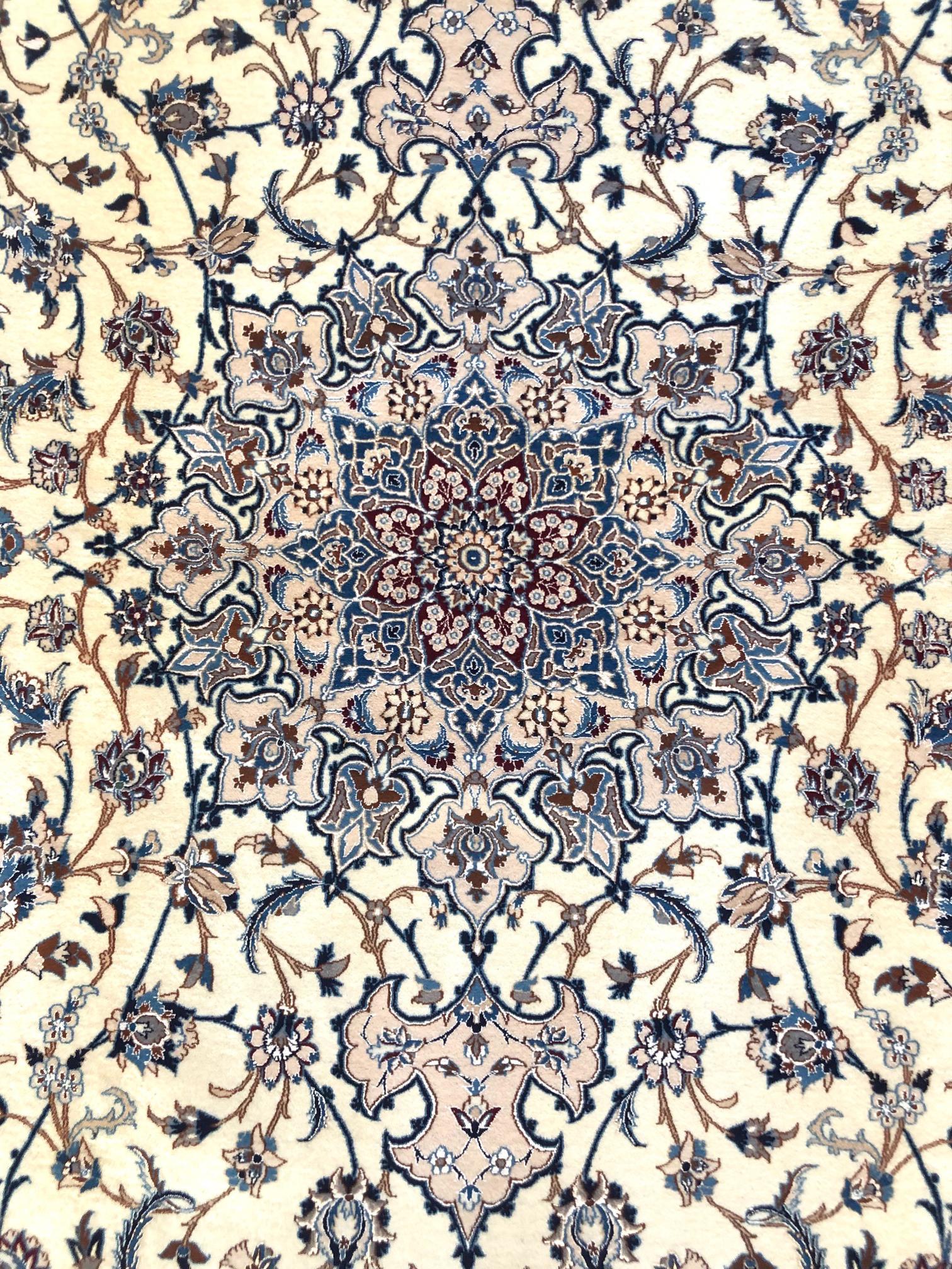 Persischer handgeknüpfter, geblümter Nain-Teppich in Creme mit Medaillonmuster im Angebot 1