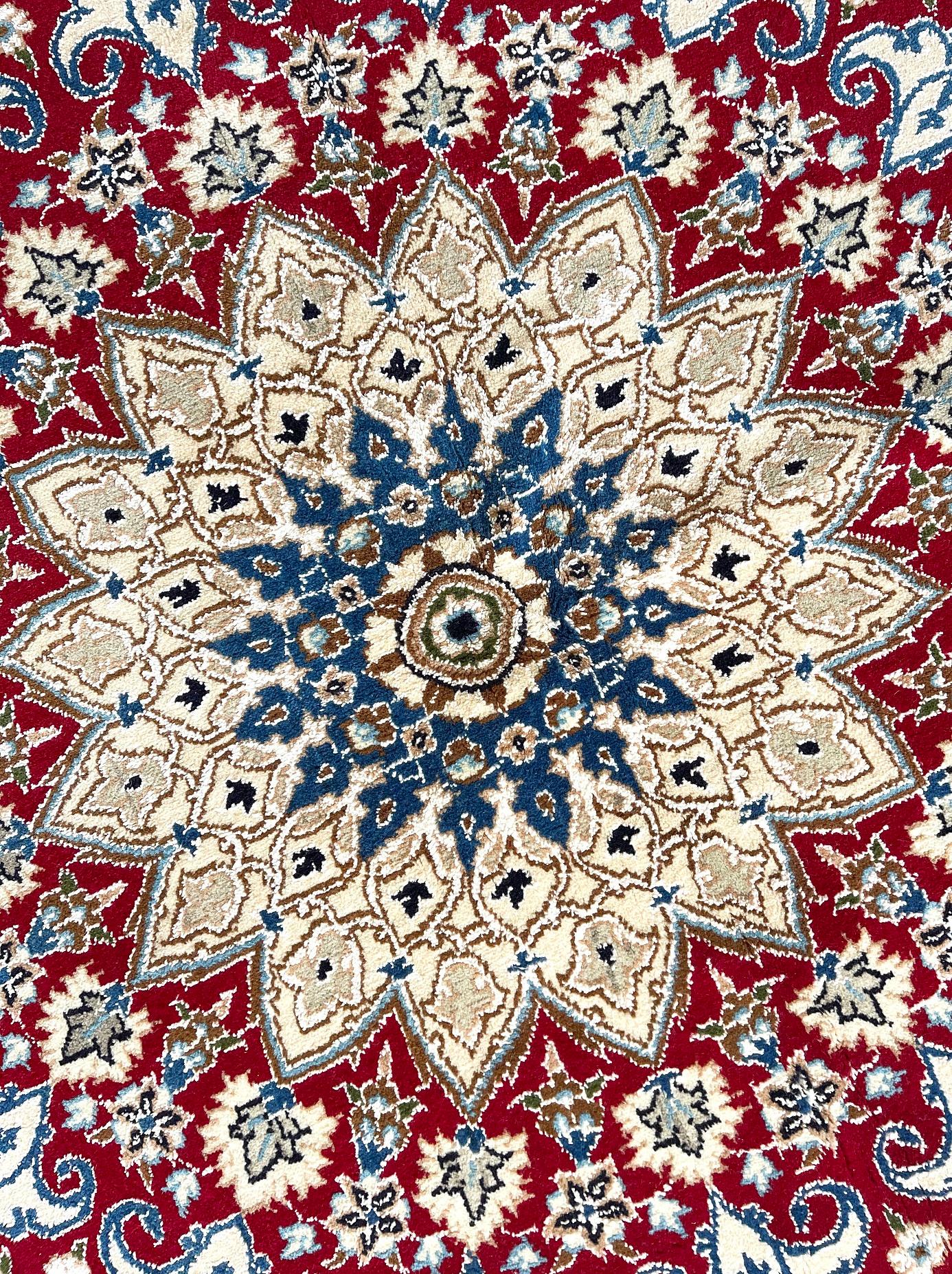 Persian Hand Knotted Medallion Floral Cream Red Nain Round Rug In Good Condition In San Diego, CA