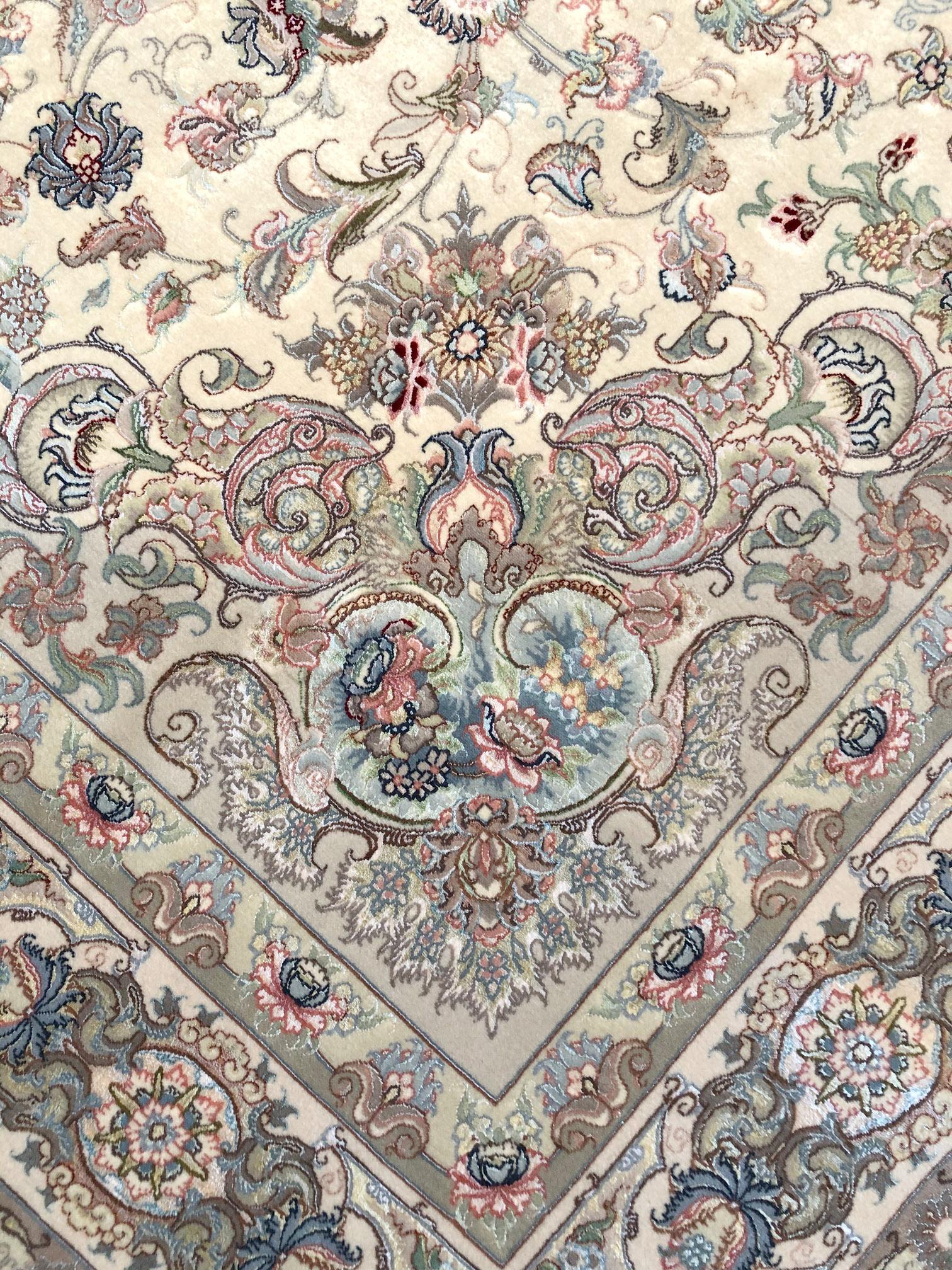 Persischer handgeknüpfter Medaillonteppich mit Blumenmuster aus Täbris im Angebot 3
