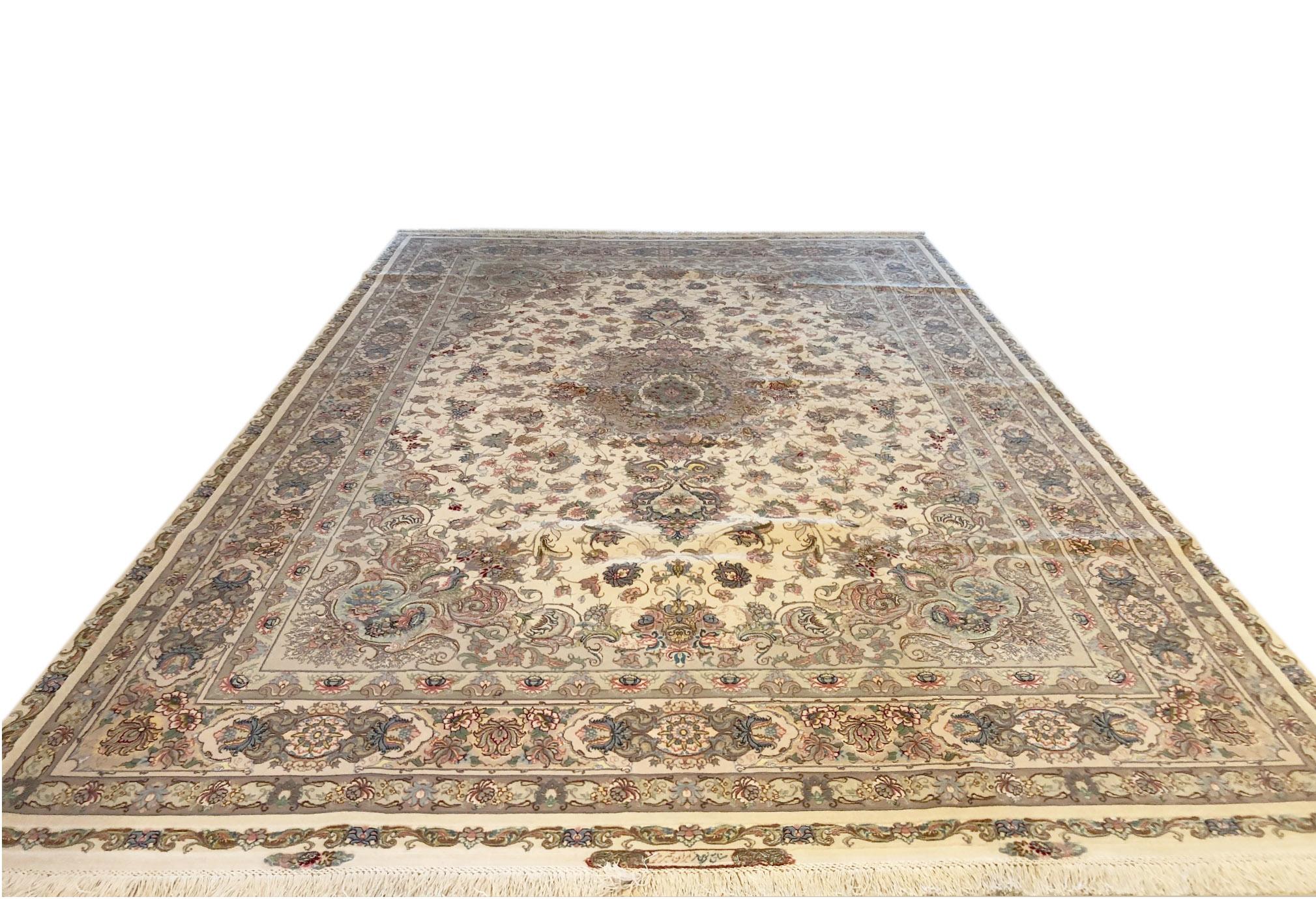 Dieser Teppich ist ein handgeknüpftes Meisterstück persischer Täbriz-Teppich mit einer großen Qualität. Dieser Teppich weist ein florales Medaillonmuster auf und wurde von Nouvinfar entworfen. Sie können die Signatur des Webers in diesem schönen