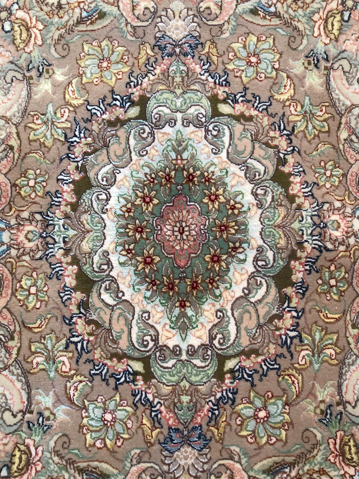 Persischer handgeknüpfter Medaillonteppich mit Blumenmuster aus Täbris (Tabriz) im Angebot