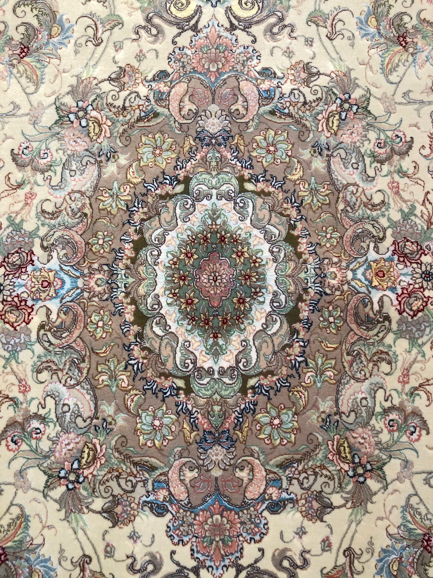 Persischer handgeknüpfter Medaillonteppich mit Blumenmuster aus Täbris (Handgeknüpft) im Angebot