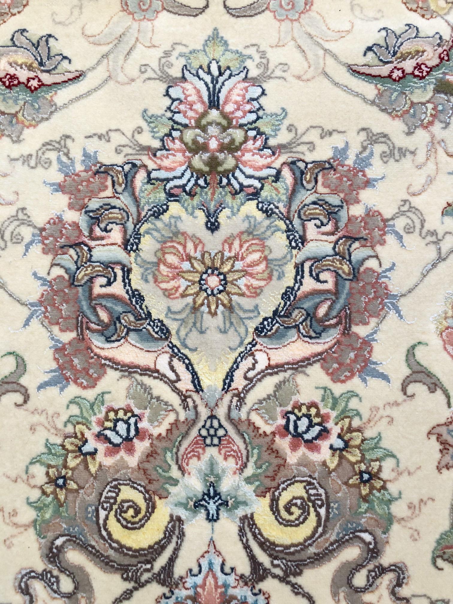Persischer handgeknüpfter Medaillonteppich mit Blumenmuster aus Täbris (21. Jahrhundert und zeitgenössisch) im Angebot