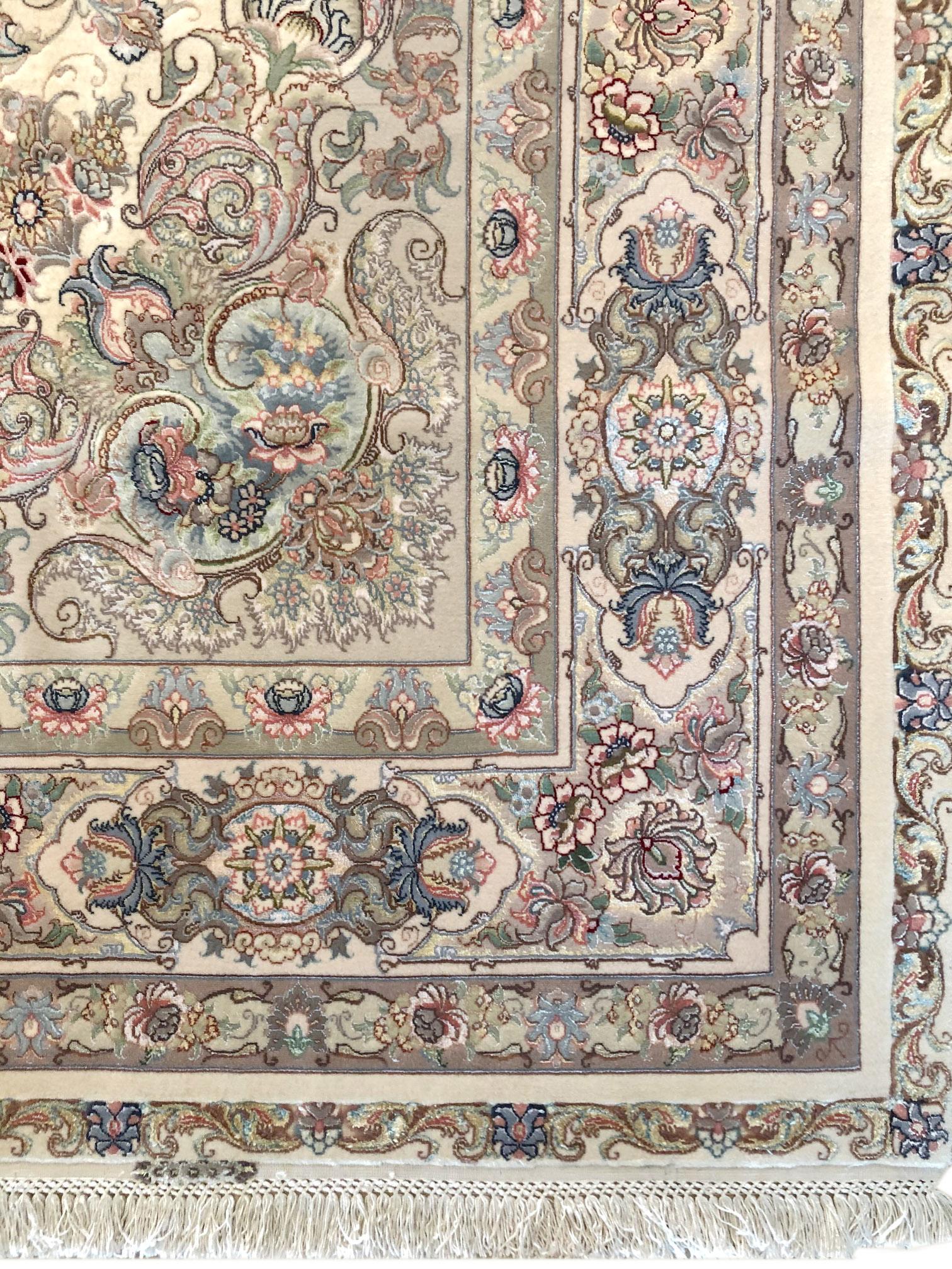 Persischer handgeknüpfter Medaillonteppich mit Blumenmuster aus Täbris im Angebot 2