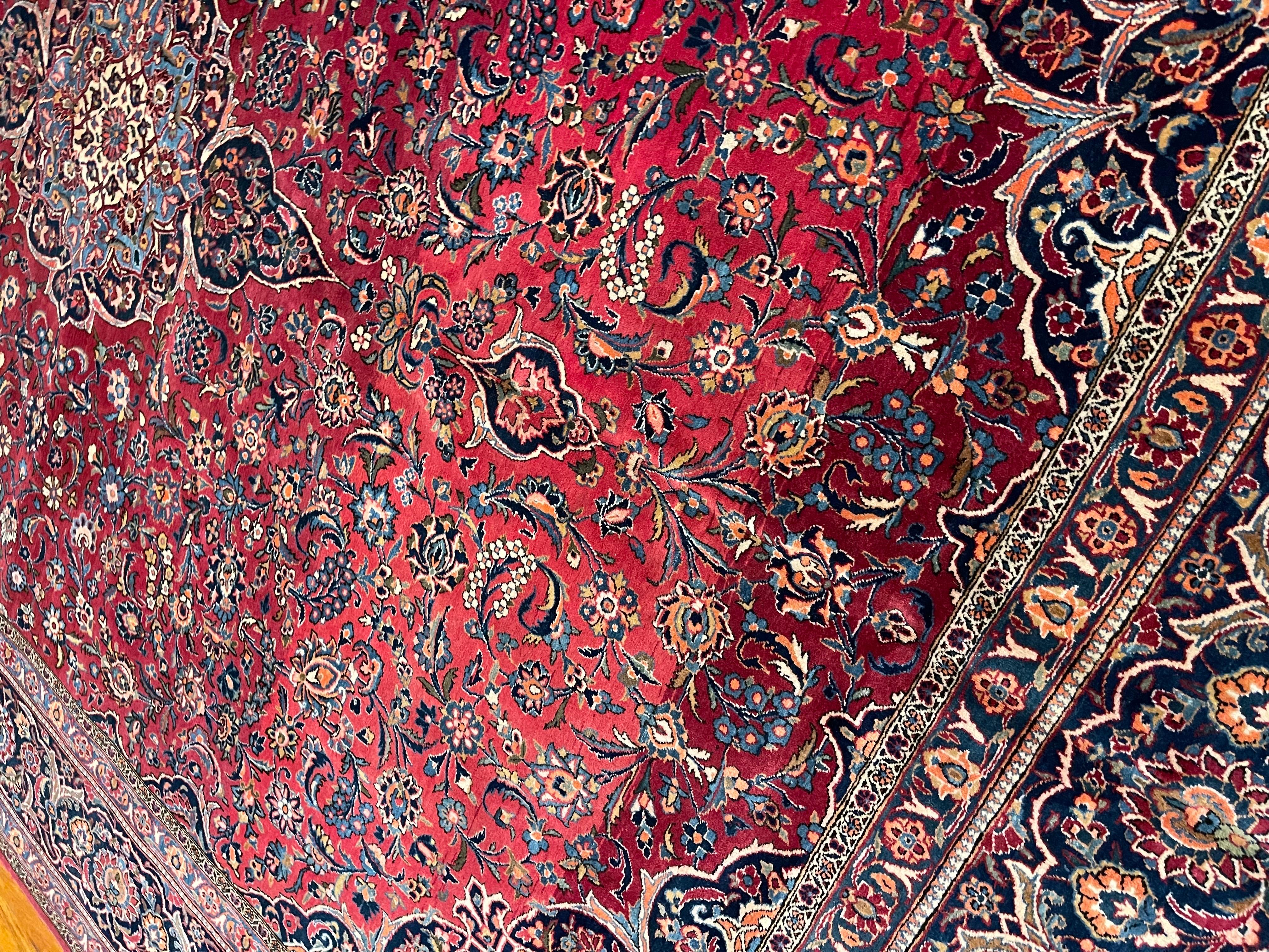 Dieser authentische, handgeknüpfte persische Kashan-Teppich ist ein exquisites Kunstwerk und verkörpert die zeitlose Schönheit und feine Handwerkskunst, die die traditionellen Klassifizierungen persischer Teppiche ausmachen. Der Flor dieses