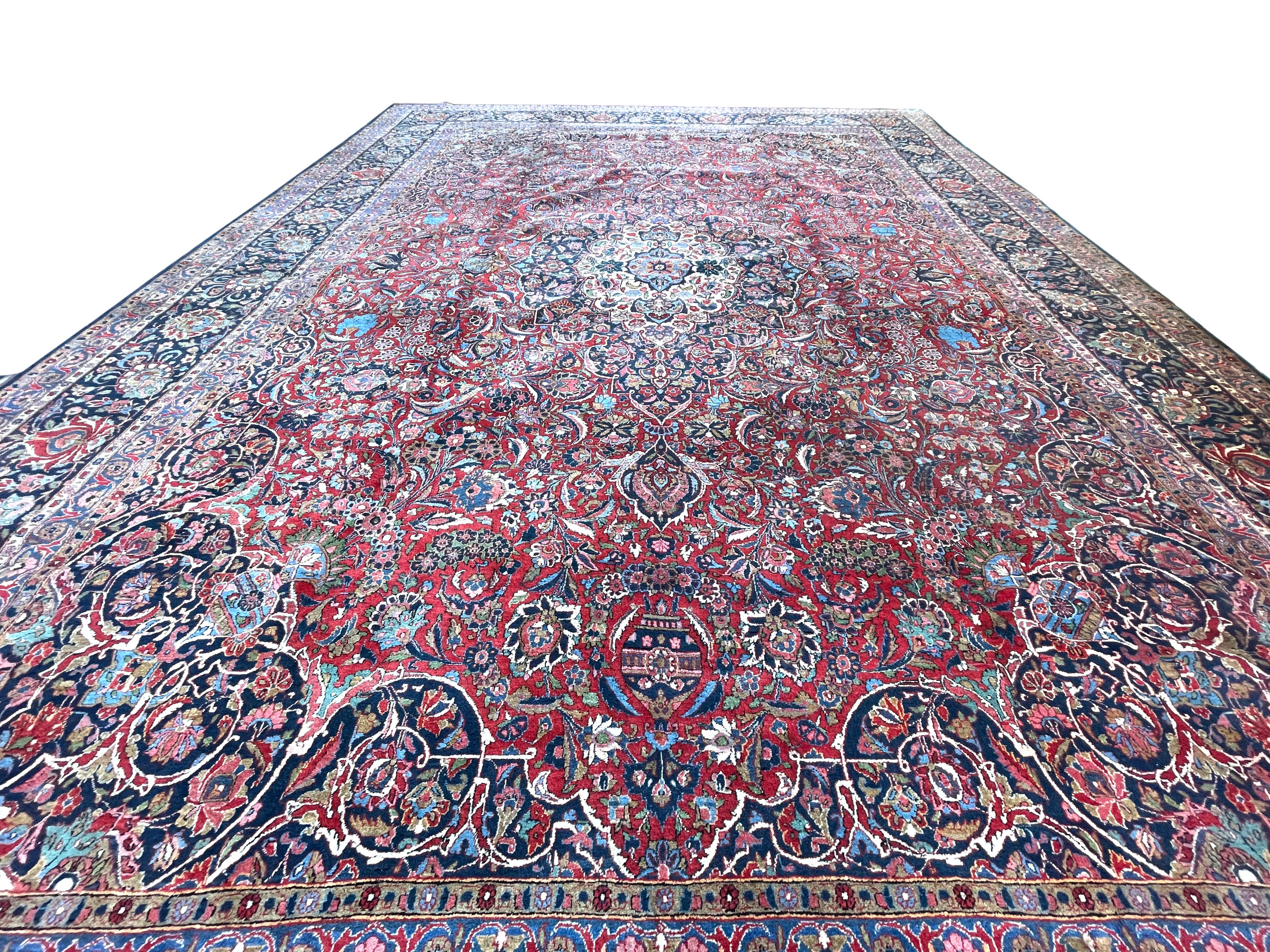 Dieser handgefertigte Teppich stammt ursprünglich aus Kashan, einer der traditionellen Klassifizierungen der persischen Teppiche. Dieses Stück hat einen Flor aus Manchesterwolle mit Baumwollgrund. Das Design ist ein florales Medaillon mit
