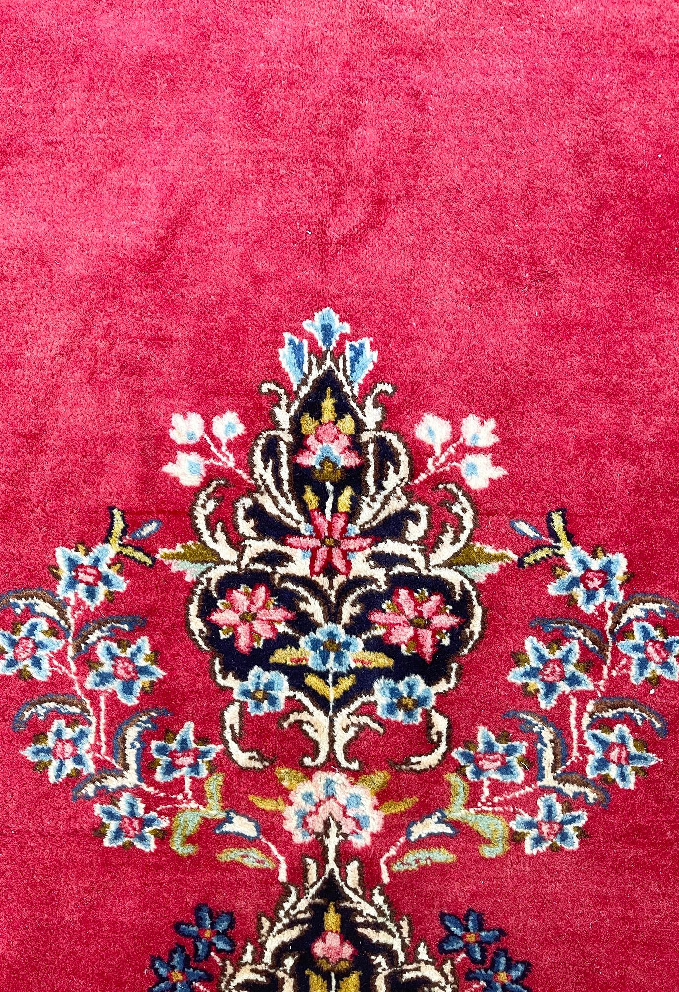 Tapis persan noué à la main Kirman rouge à médaillons et à fleurs, vers 1970 Bon état - En vente à San Diego, CA