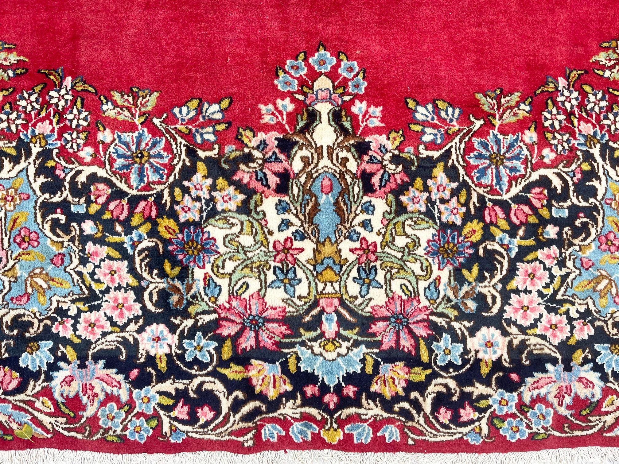 Tappeto persiano Kerman, CIRCA 1970 in vendita 2