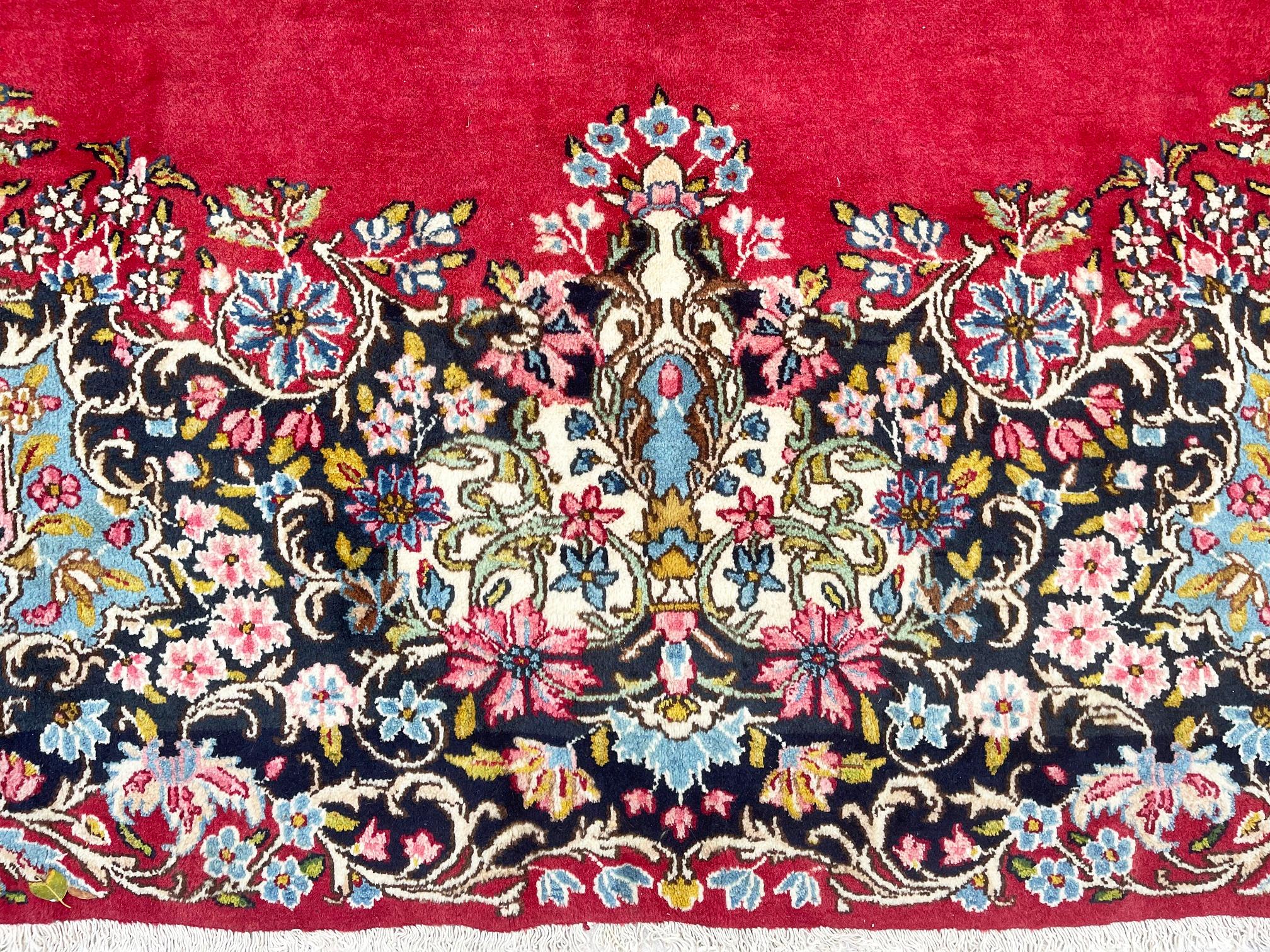 Tapis persan noué à la main Kirman rouge à médaillons et à fleurs, vers 1970 en vente 1