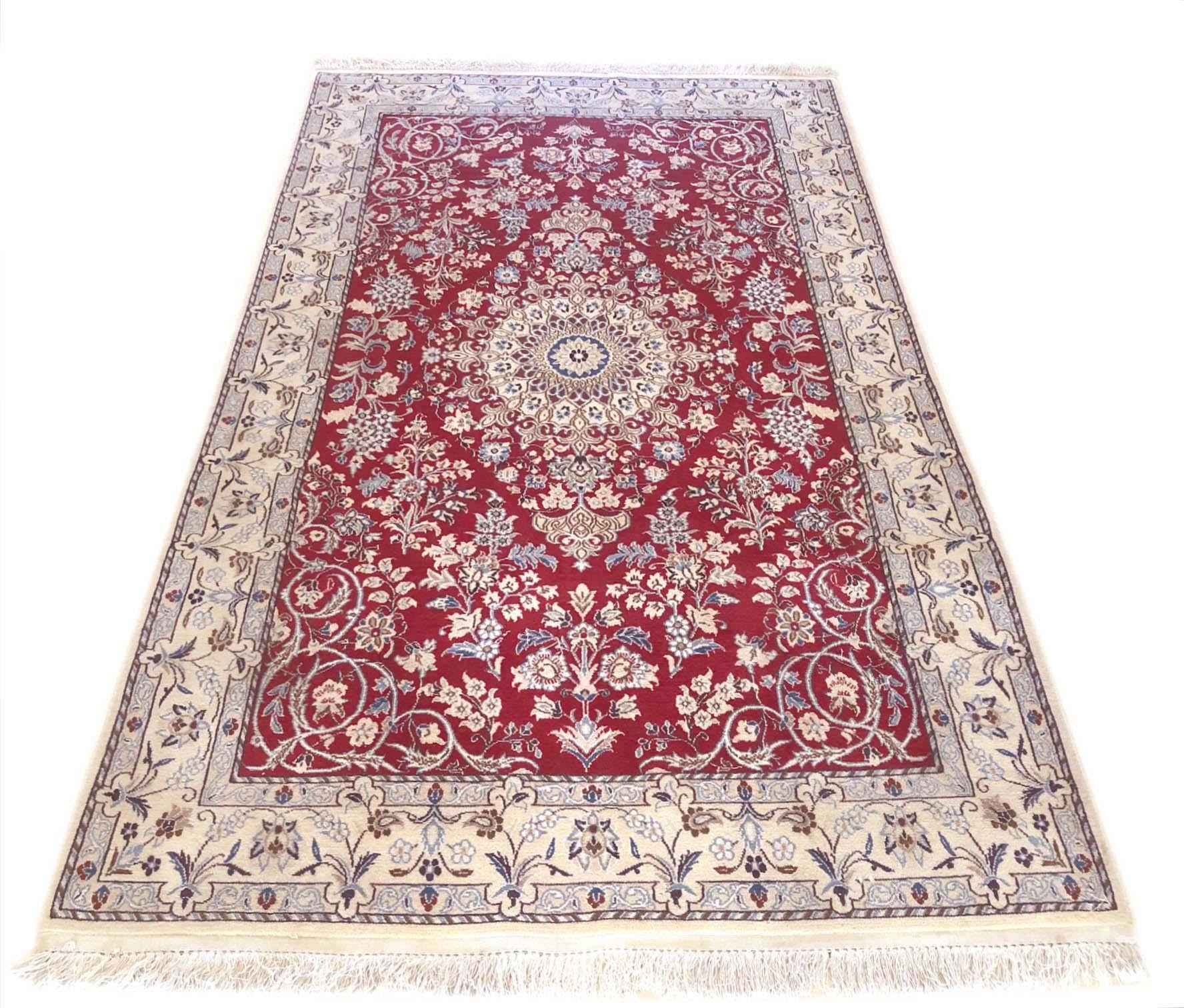 Dieser authentische persische handgefertigte Nain-Teppich hat einen Flor aus Wolle und Seide (9 LA) mit Baumwollgrund. Nain ist eine Stadt im Iran, die für die Herstellung feiner handgefertigter Teppiche bekannt ist. Nain-Teppiche haben ein hohes