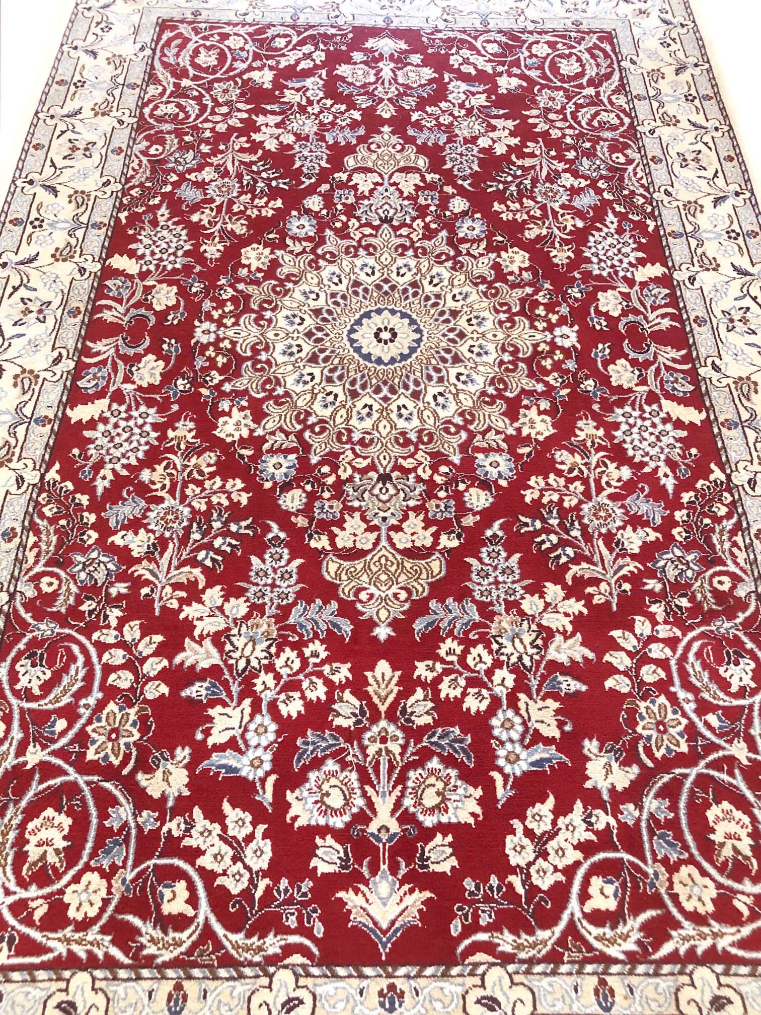 Persischer handgeknüpfter, floraler roter Nain-Teppich mit Medaillon, ca. 1980er Jahre (Handgeknüpft) im Angebot